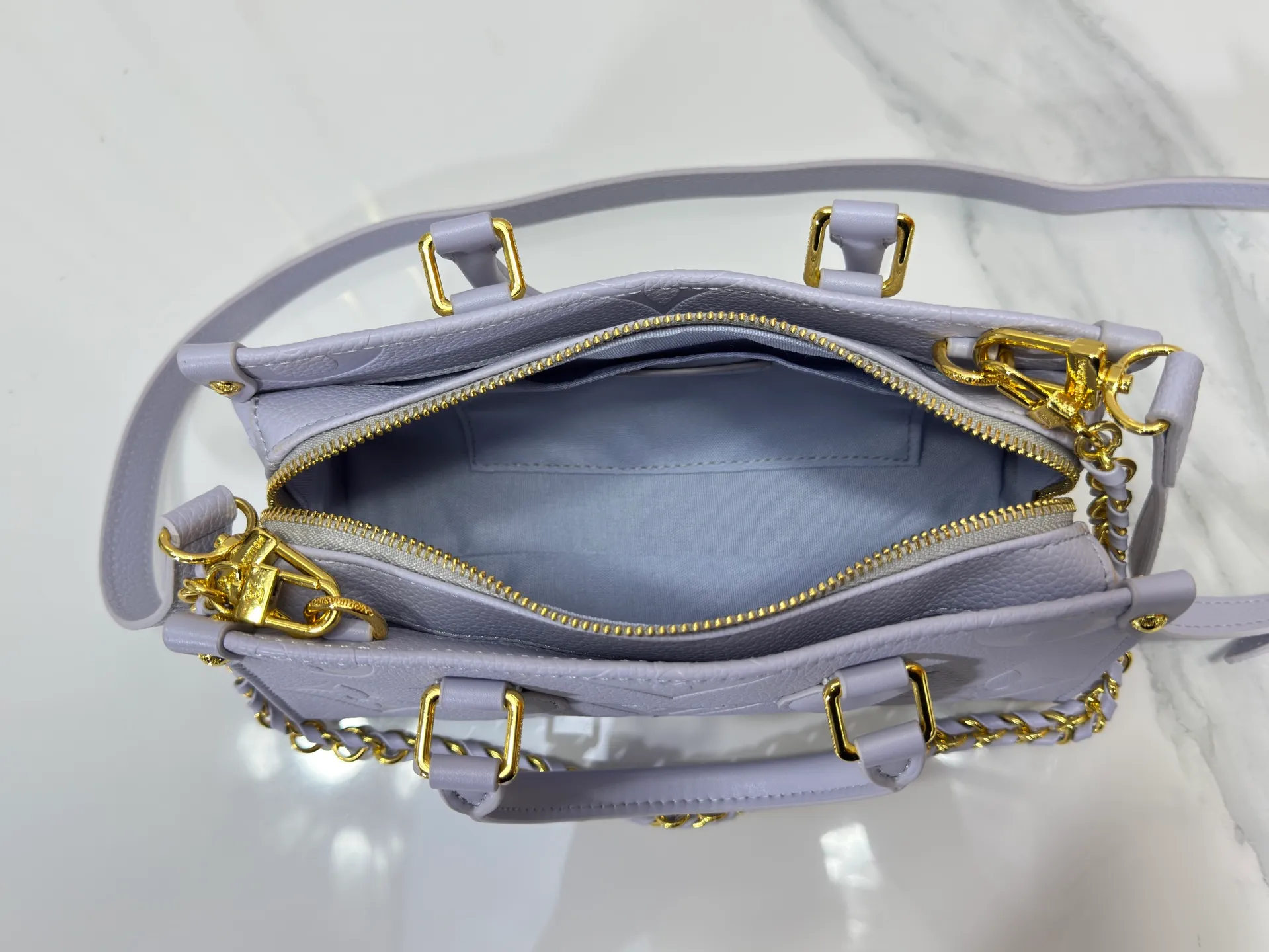 P240 Upgraded original M15192 M23640 M23698 M14213 M14236 M46653 This OnTheGo East West handbag is from the LV Milky Way series. It renders the iconic Monogram Empreinte leather in seasonal colors, complementing the shiny metal parts and detachable woven chain. The inner and outer compartments can store daily necessities in an orderly manner, and the compact size makes it easy to carry in a variety of ways. Dimensions: 25.0 x 13.0 x 10.0 cm (length x height x width)