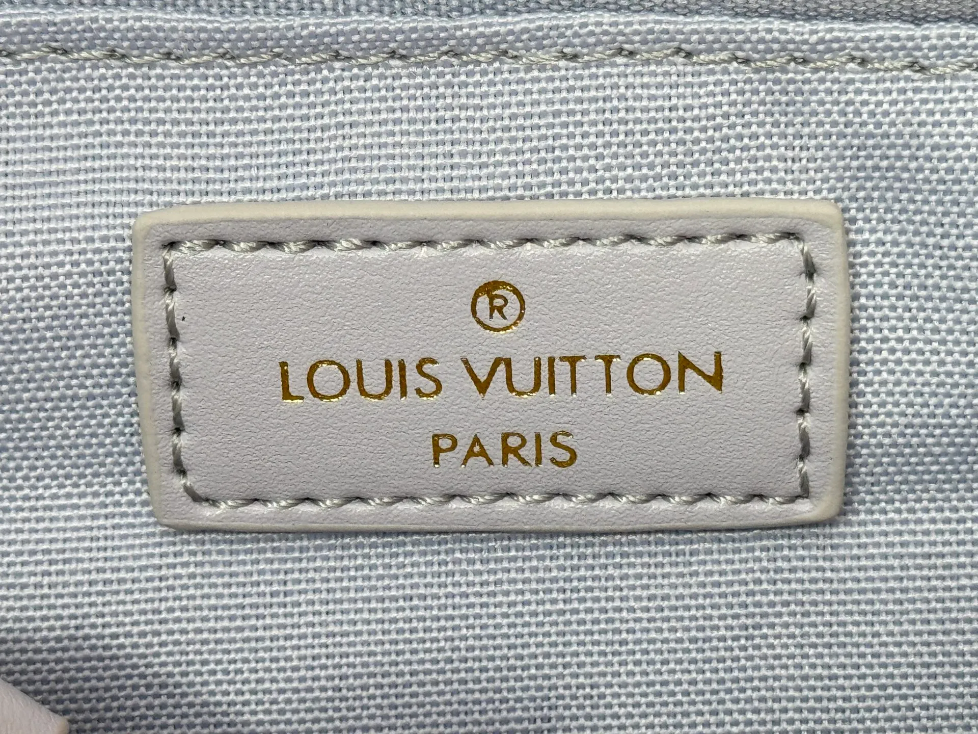 P240 Upgraded original M15192 M23640 M23698 M14213 M14236 M46653 This OnTheGo East West handbag is from the LV Milky Way series. It renders the iconic Monogram Empreinte leather in seasonal colors, complementing the shiny metal parts and detachable woven chain. The inner and outer compartments can store daily necessities in an orderly manner, and the compact size makes it easy to carry in a variety of ways. Dimensions: 25.0 x 13.0 x 10.0 cm (length x height x width)