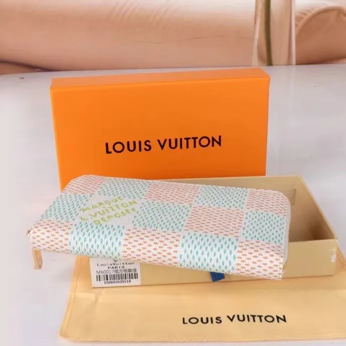 P140💰 Model: 60017 checkered sapphire blue New model The latest model for spring and summer 2024, this pocket wallet combines the elegance of Damier Graphite canvas with the delicate texture of Epi leather, with stripes emblazoned with the Louis Vuitton logo. The elegant design can accommodate credit cards, banknotes and receipts, making it suitable for daily carrying or gift giving. Epi leather and Damier Graphite coated sail. Textile cowhide trimmed cowhide lining, card compartment, inner pocket, outer patch pocket, Made in one of France, Spain, Italy and the United States; 19.5 x 10.5 x 2.5 cm (length x height x width)