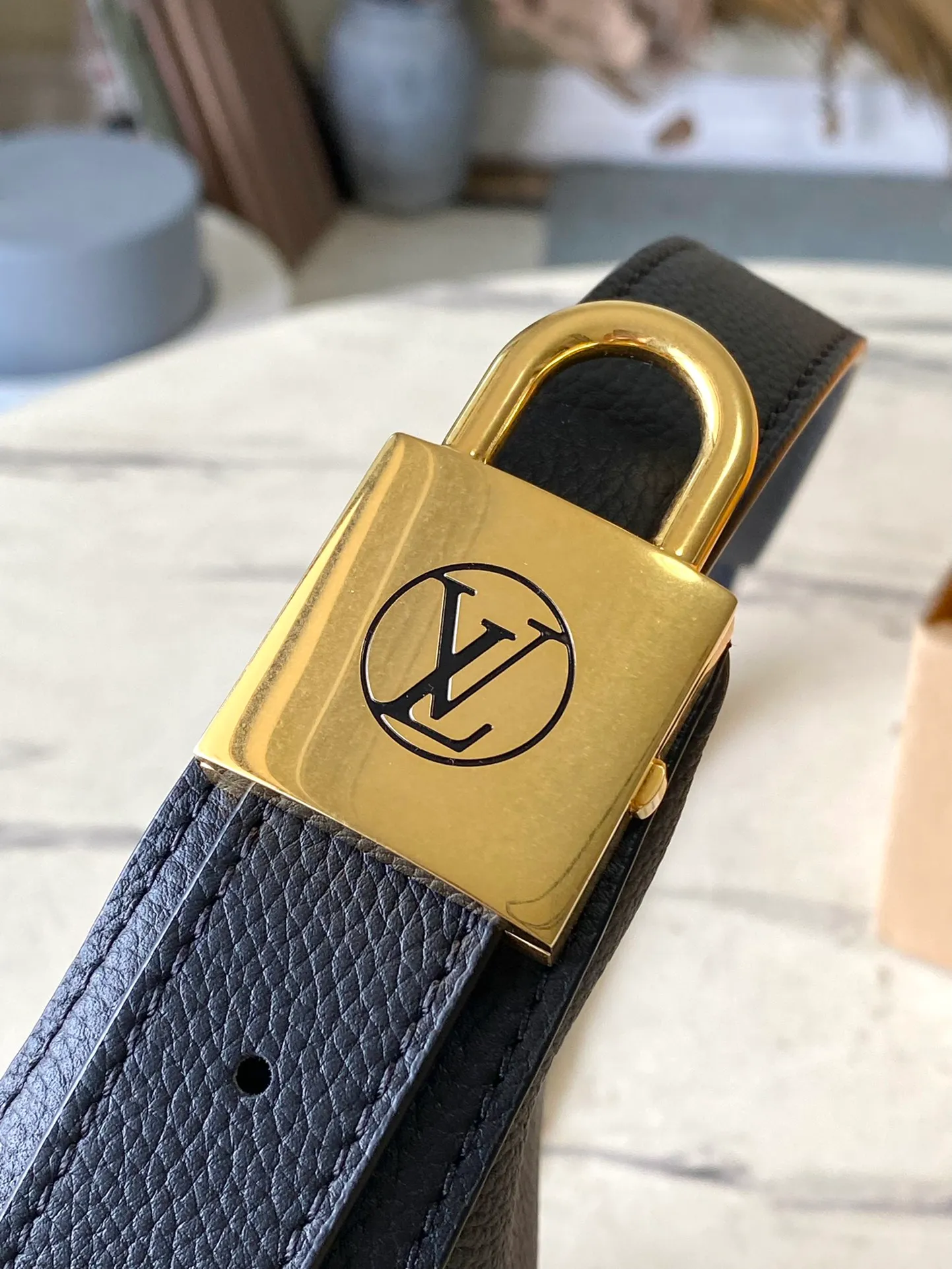 💰840 (top layer leather) top original single M11429 Low Key adopts modern and simple design, supplemented by extremely soft and smooth calf leather and exquisite details. These include LV engraved padlocks and suede calf leather lining. This carry-on style features a zippered main compartment to store essentials like your phone, wallet, and keys, as well as an adjustable strap for waist or full-body carry. Dimensions: 28 x 13 x 5.5 cm (DxHxW)