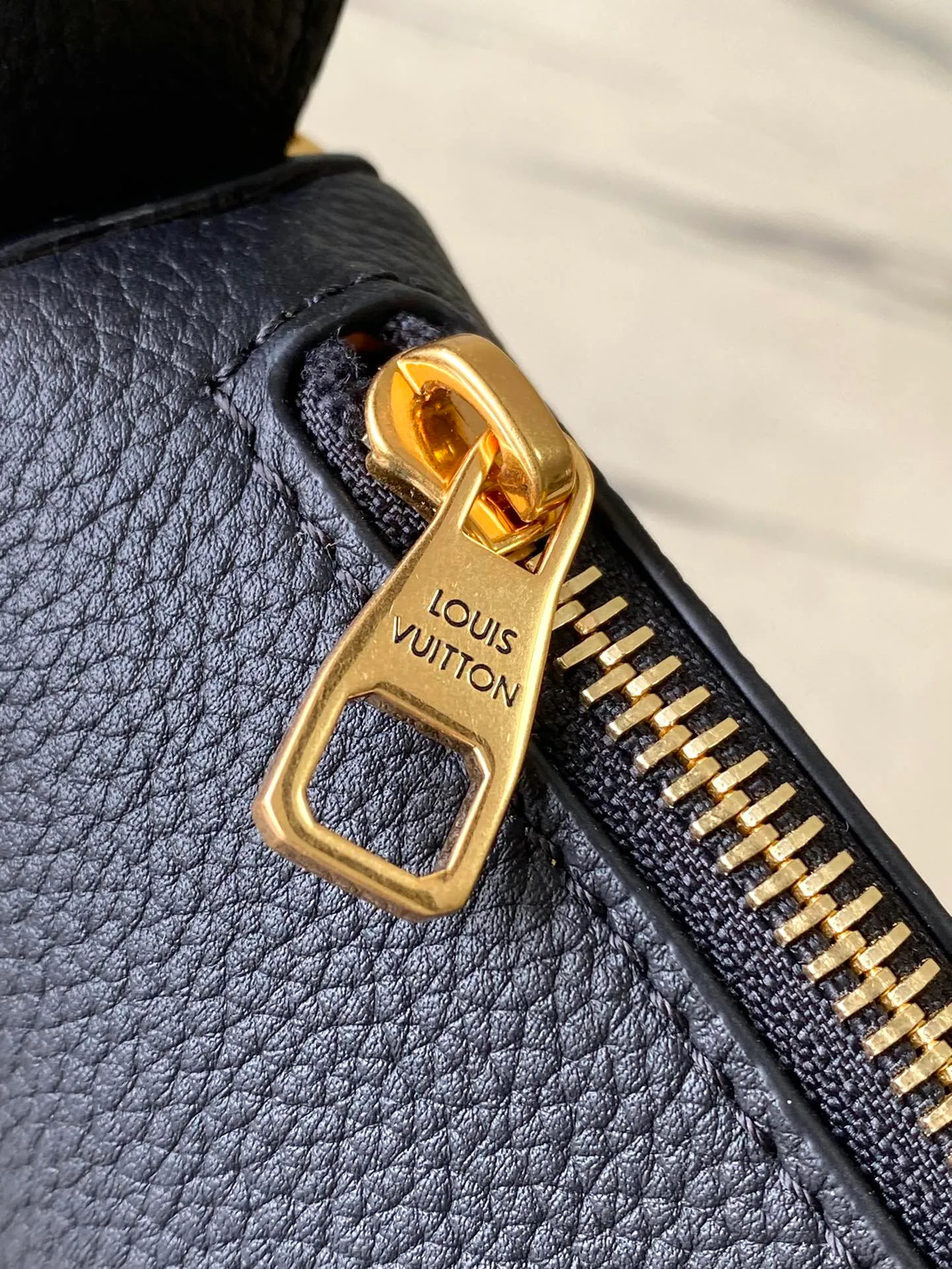 💰840 (top layer leather) top original single M11429 Low Key adopts modern and simple design, supplemented by extremely soft and smooth calf leather and exquisite details. These include LV engraved padlocks and suede calf leather lining. This carry-on style features a zippered main compartment to store essentials like your phone, wallet, and keys, as well as an adjustable strap for waist or full-body carry. Dimensions: 28 x 13 x 5.5 cm (DxHxW)