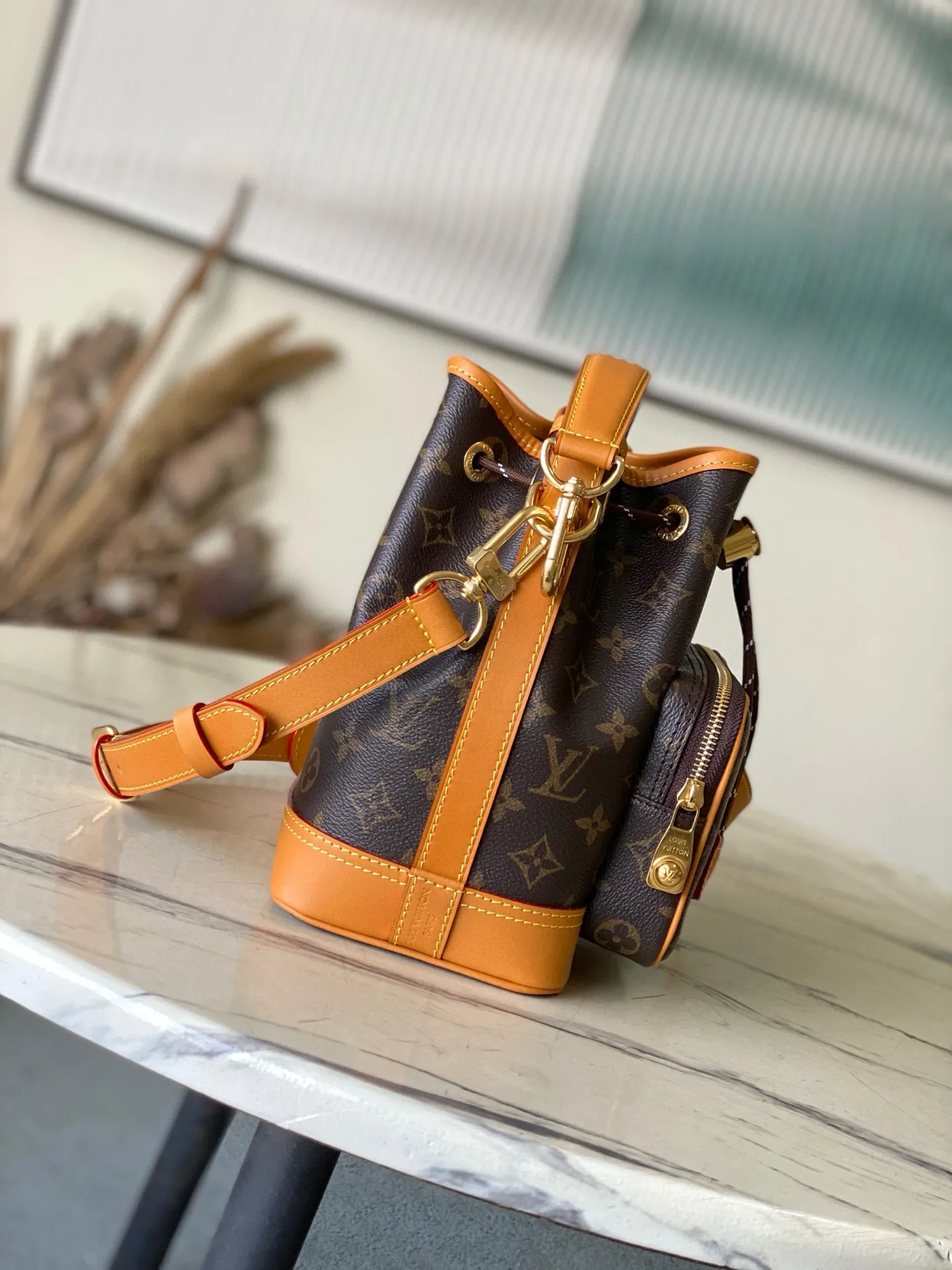 💰1200 Top original order M14017 Noe Cargo bucket bag is constructed of Monogram canvas and decorated with distressed leather trim. It inherits the Noe bucket bag designed in 1932 for carrying champagne bottles. The large front pockets and refined details nod to Louis Vuitton's rich history while meeting modern needs. The top handle and shoulder strap are detachable for flexible portability. Dimensions: 22 × 24 × 16 cm