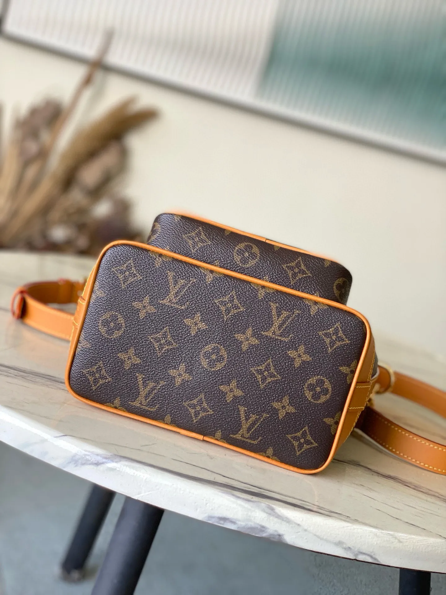 💰1200 Top original order M14017 Noe Cargo bucket bag is constructed of Monogram canvas and decorated with distressed leather trim. It inherits the Noe bucket bag designed in 1932 for carrying champagne bottles. The large front pockets and refined details nod to Louis Vuitton's rich history while meeting modern needs. The top handle and shoulder strap are detachable for flexible portability. Dimensions: 22 × 24 × 16 cm
