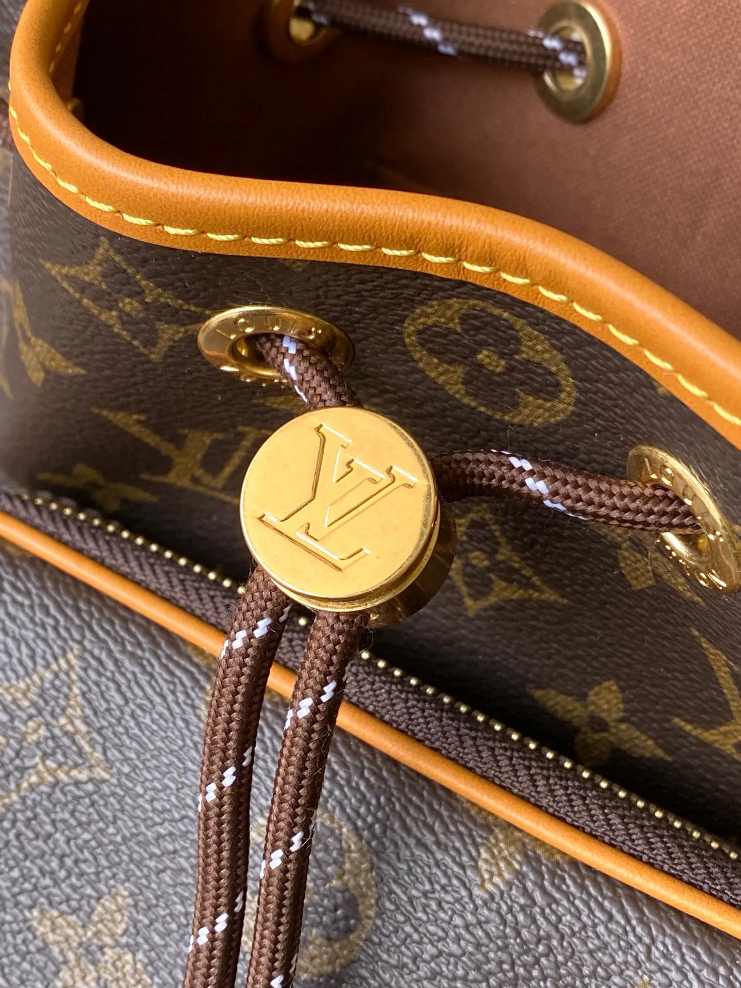 💰1200 Top original order M14017 Noe Cargo bucket bag is constructed of Monogram canvas and decorated with distressed leather trim. It inherits the Noe bucket bag designed in 1932 for carrying champagne bottles. The large front pockets and refined details nod to Louis Vuitton's rich history while meeting modern needs. The top handle and shoulder strap are detachable for flexible portability. Dimensions: 22 × 24 × 16 cm