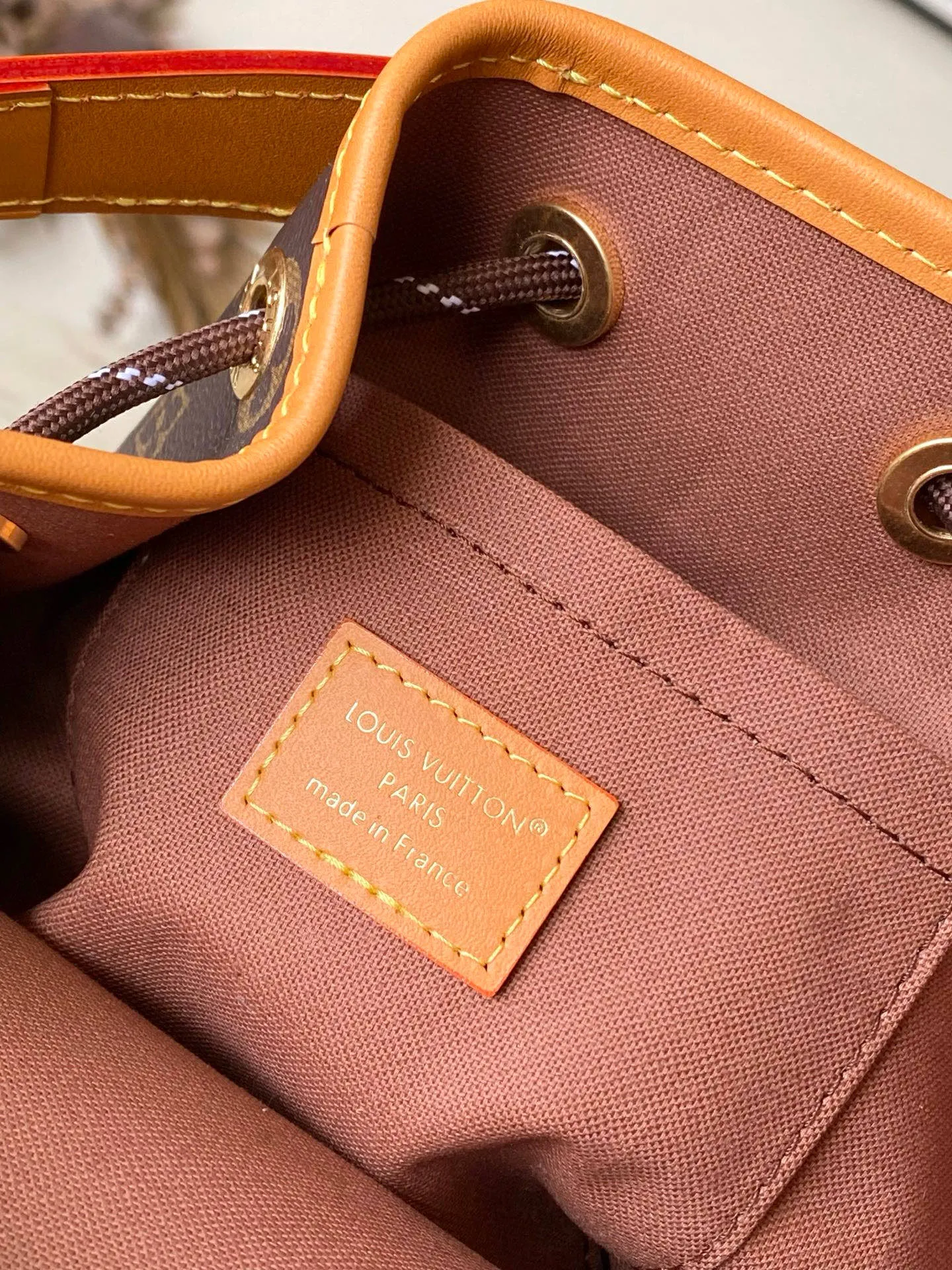 💰1200 Top original order M14017 Noe Cargo bucket bag is constructed of Monogram canvas and decorated with distressed leather trim. It inherits the Noe bucket bag designed in 1932 for carrying champagne bottles. The large front pockets and refined details nod to Louis Vuitton's rich history while meeting modern needs. The top handle and shoulder strap are detachable for flexible portability. Dimensions: 22 × 24 × 16 cm