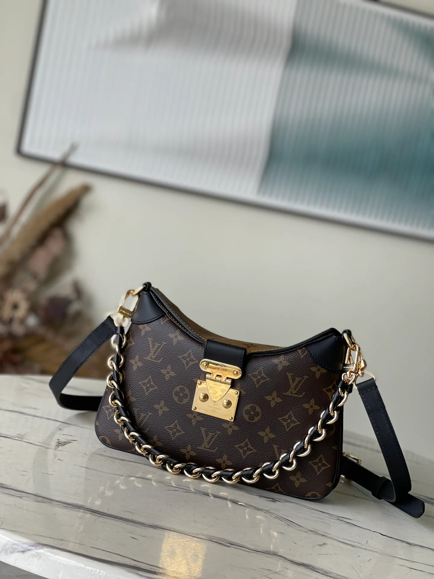 💰1060 (steel chain) top original order M46659 This handbag draws inspiration from the classic design in the brand’s archives. It is made of Monogram and Monogram Reverse canvas with leather trim, which is comfortable yet elegant. The S-lock buckle and braided chain strap handles are richly detailed, and can be worn on the elbow or on the shoulder. Detailed features: 29 x 19 x 9 cm (length x height x width)