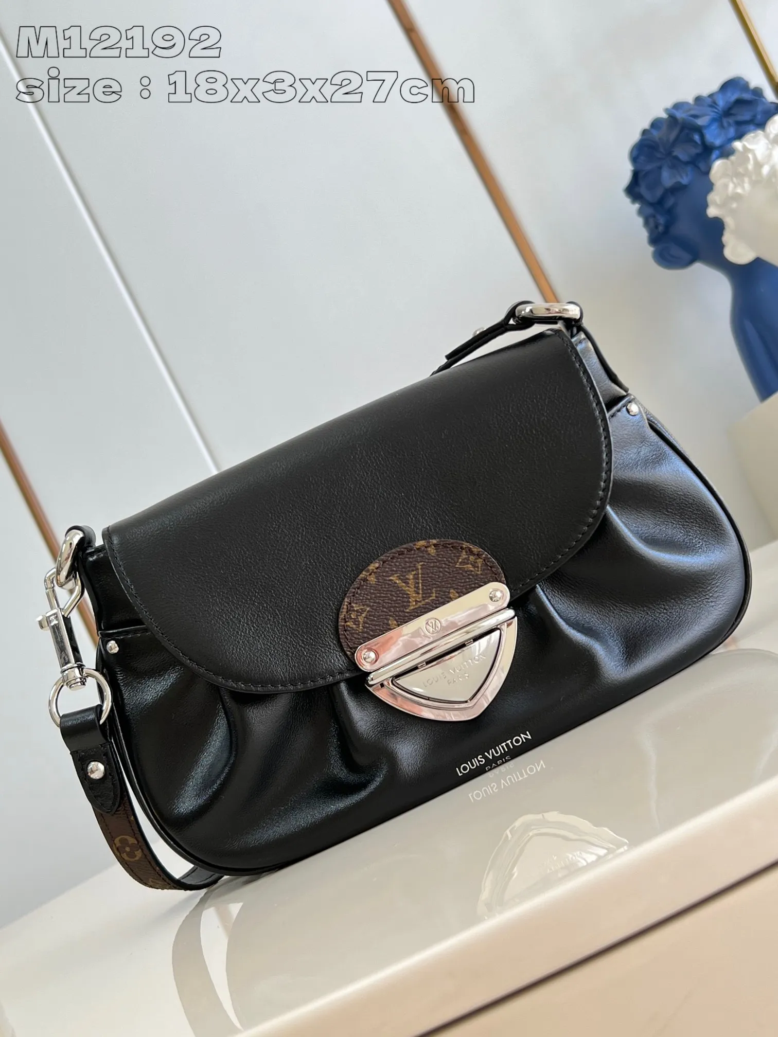 💰1140 (top layer leather) top-quality original individual real shot M12192】Louis Vuitton showcases the brand’s elegance with a new series and launches the Sunset Vibe handbag. Yingze sheep leather, Monogram canvas elements and LV buckles jointly highlight the retro style. The pocket design is convenient for storing travel needs, and the detachable shoulder strap allows for multiple carrying methods. 18 x 3 x 27 cm (height x width x length)