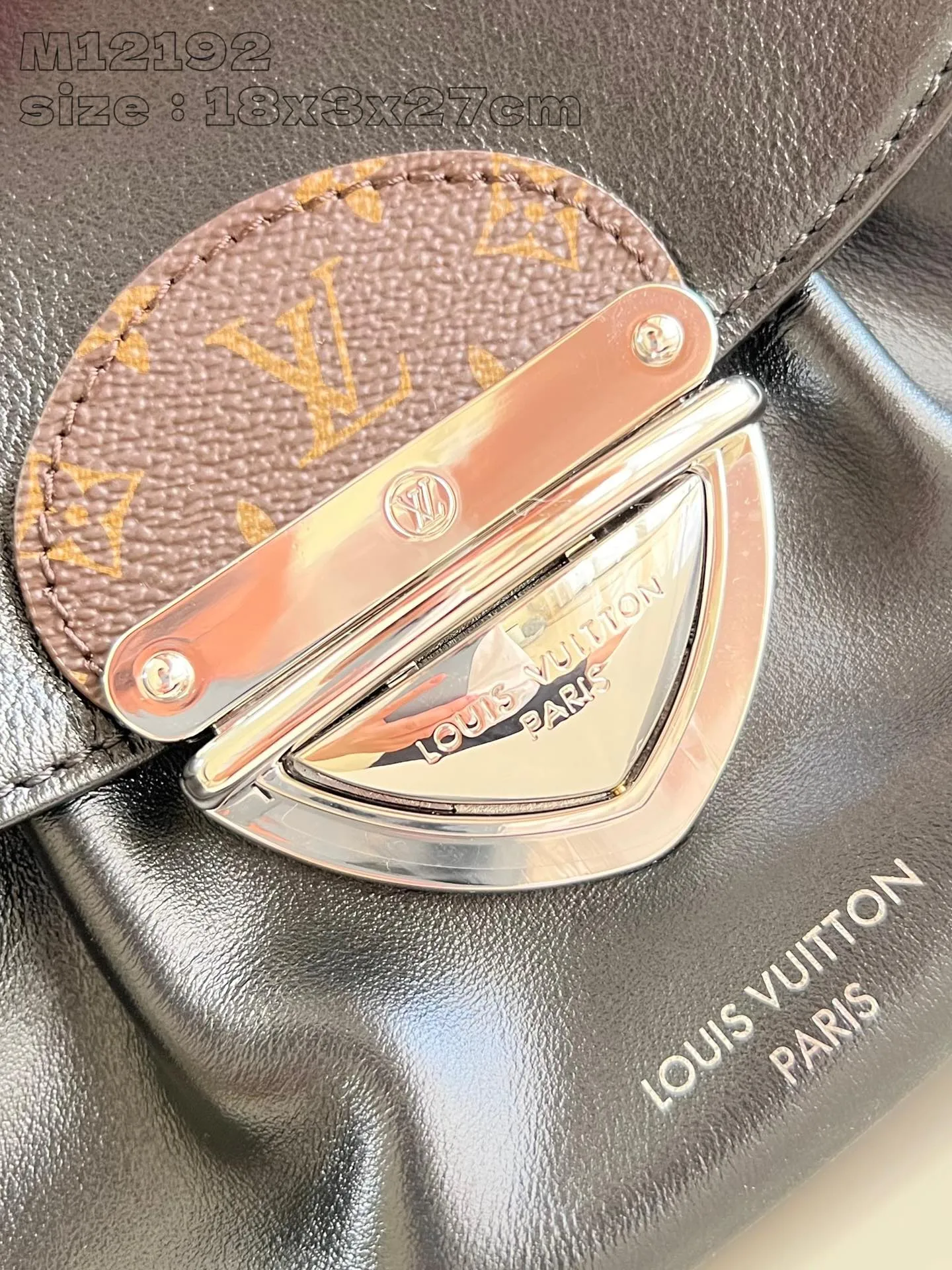 💰1140 (top layer leather) top-quality original individual real shot M12192】Louis Vuitton showcases the brand’s elegance with a new series and launches the Sunset Vibe handbag. Yingze sheep leather, Monogram canvas elements and LV buckles jointly highlight the retro style. The pocket design is convenient for storing travel needs, and the detachable shoulder strap allows for multiple carrying methods. 18 x 3 x 27 cm (height x width x length)