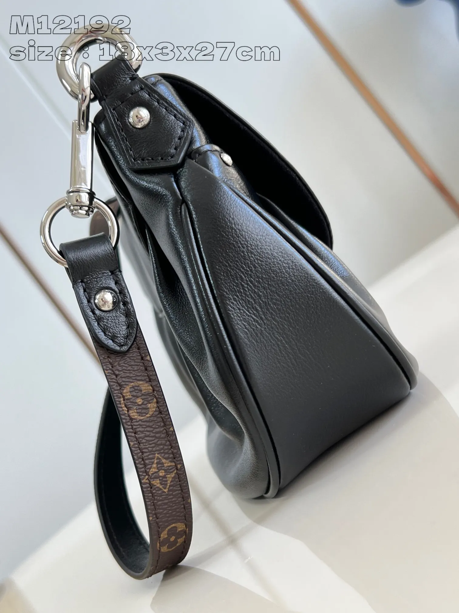 💰1140 (top layer leather) top-quality original individual real shot M12192】Louis Vuitton showcases the brand’s elegance with a new series and launches the Sunset Vibe handbag. Yingze sheep leather, Monogram canvas elements and LV buckles jointly highlight the retro style. The pocket design is convenient for storing travel needs, and the detachable shoulder strap allows for multiple carrying methods. 18 x 3 x 27 cm (height x width x length)