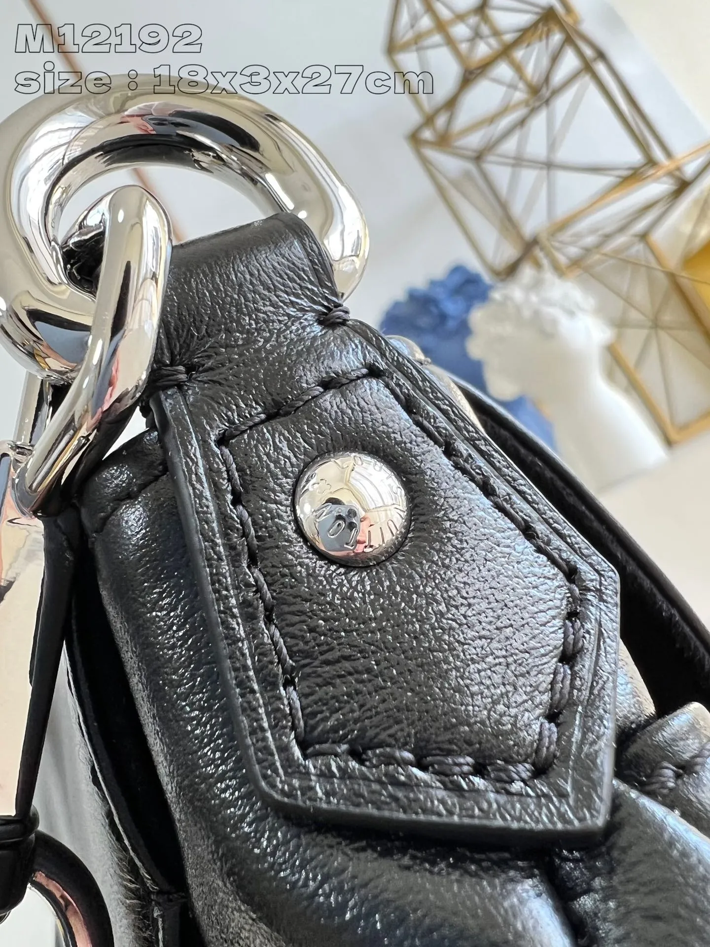 💰1140 (top layer leather) top-quality original individual real shot M12192】Louis Vuitton showcases the brand’s elegance with a new series and launches the Sunset Vibe handbag. Yingze sheep leather, Monogram canvas elements and LV buckles jointly highlight the retro style. The pocket design is convenient for storing travel needs, and the detachable shoulder strap allows for multiple carrying methods. 18 x 3 x 27 cm (height x width x length)