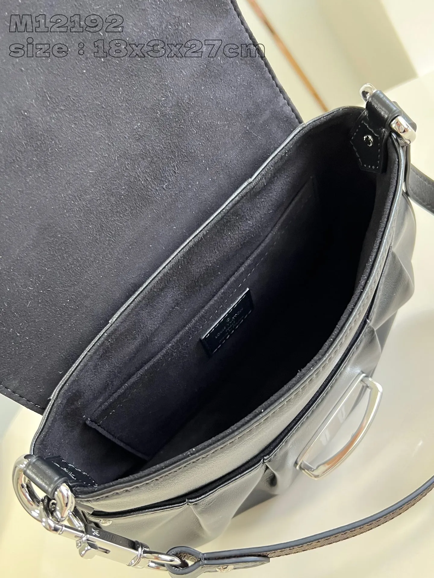 💰1140 (top layer leather) top-quality original individual real shot M12192】Louis Vuitton showcases the brand’s elegance with a new series and launches the Sunset Vibe handbag. Yingze sheep leather, Monogram canvas elements and LV buckles jointly highlight the retro style. The pocket design is convenient for storing travel needs, and the detachable shoulder strap allows for multiple carrying methods. 18 x 3 x 27 cm (height x width x length)