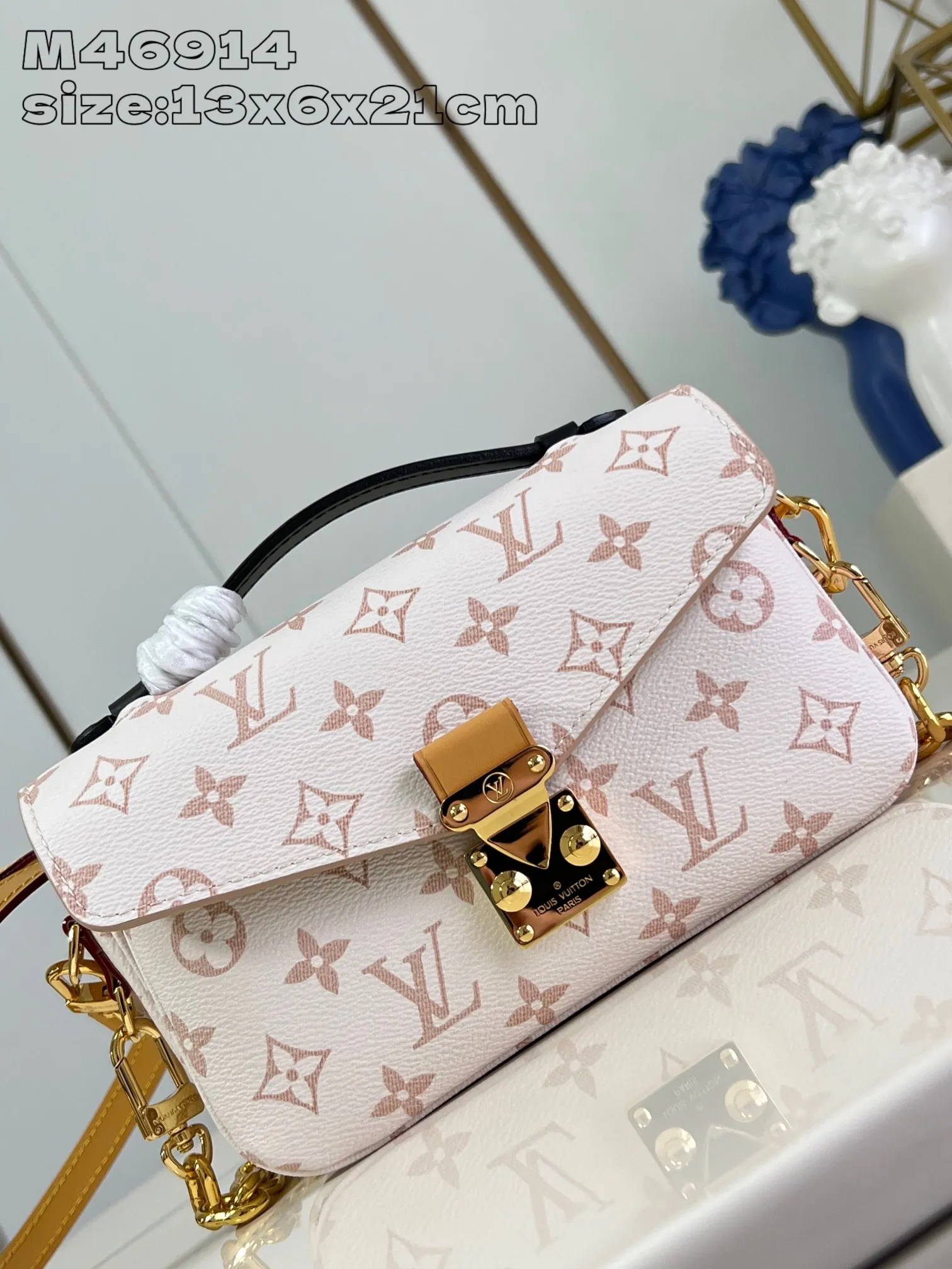 💰1000 top original order [Exclusive real shot M46914 white flower] This Pochette Métis East-West handbag is covered in Monogram Dune canvas and appears in the 2024 early spring show in soft dune colors. The delicate chain and leather shoulder strap are detachable, and the top leather handle enriches carrying options. 13.5 x 6 x 21.5 cm (height x width x length)