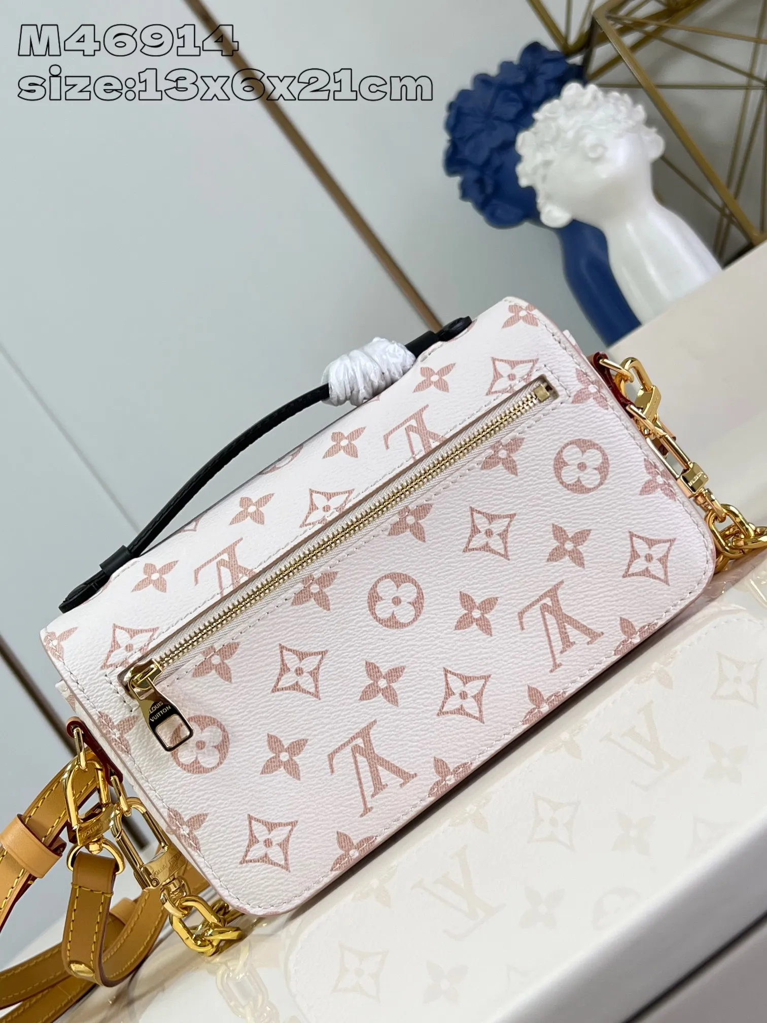 💰1000 top original order [Exclusive real shot M46914 white flower] This Pochette Métis East-West handbag is covered in Monogram Dune canvas and appears in the 2024 early spring show in soft dune colors. The delicate chain and leather shoulder strap are detachable, and the top leather handle enriches carrying options. 13.5 x 6 x 21.5 cm (height x width x length)