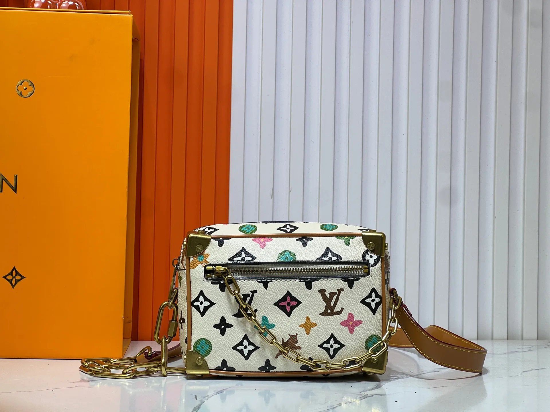 Batch 260💰Upgraded original M25132 M44480 black color white color top original single Virgil Abloh's spring and summer show presented Mini SOFT TRUNK chain bag, telling the fusion of Monogram Eclipse canvas and resin chain, tracing back to the brand's box-making heritage with an elegant yet tough temperament. Suitable for hand-carrying or shoulder-carrying. Dimensions: 18.5 x 13.0 x 8.0 cm (length x height x width)