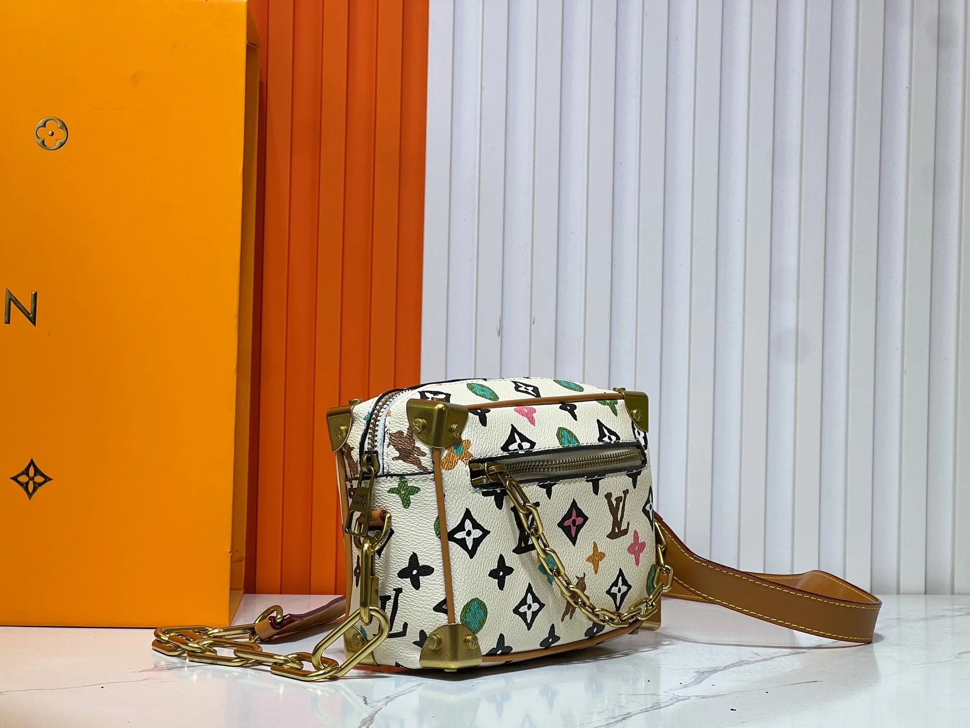 Batch 260💰Upgraded original M25132 M44480 black color white color top original single Virgil Abloh's spring and summer show presented Mini SOFT TRUNK chain bag, telling the fusion of Monogram Eclipse canvas and resin chain, tracing back to the brand's box-making heritage with an elegant yet tough temperament. Suitable for hand-carrying or shoulder-carrying. Dimensions: 18.5 x 13.0 x 8.0 cm (length x height x width)