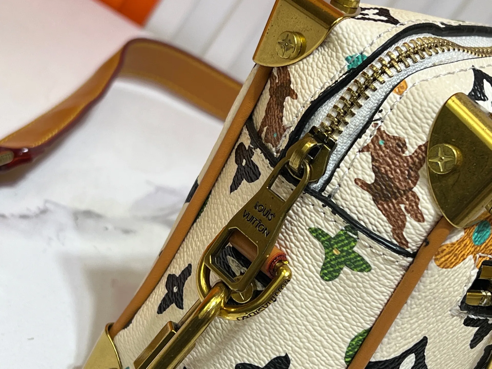 Batch 260💰Upgraded original M25132 M44480 black color white color top original single Virgil Abloh's spring and summer show presented Mini SOFT TRUNK chain bag, telling the fusion of Monogram Eclipse canvas and resin chain, tracing back to the brand's box-making heritage with an elegant yet tough temperament. Suitable for hand-carrying or shoulder-carrying. Dimensions: 18.5 x 13.0 x 8.0 cm (length x height x width)
