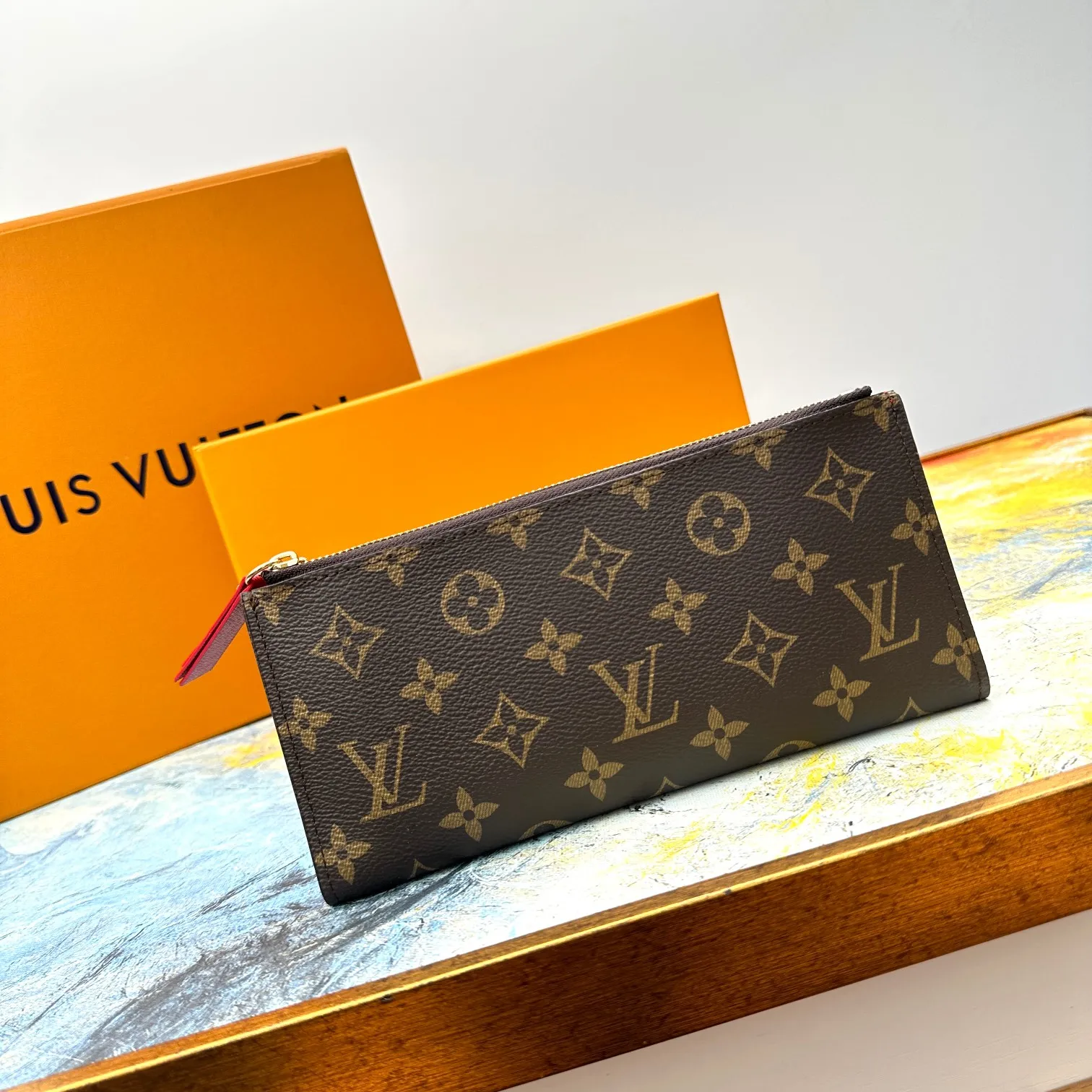 💰120 💎Top original version #Super practical, still popular# Official website synchronized version! Combining Louis Vuitton's classic Monogram canvas material with a bright colored leather lining, the stylish Adele wallet features a modern thin design, two leather zippers and a magnetic clasp for easy opening. It also works as a clutch. 12 credit card slots, 2 zippered compartments for coins or a smartphone, 2 flat interior pockets, embossed cowhide leather lining, shiny gold-tone hardware. ❤️Model: M61269 Size 21x9x2.