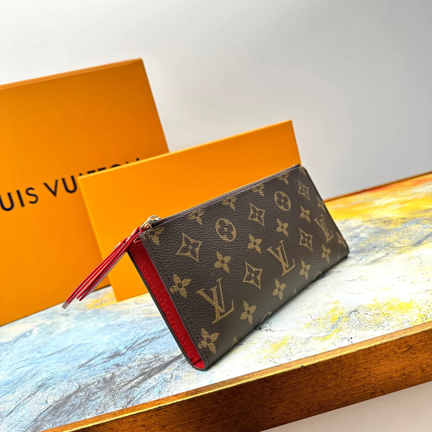 💰120 💎Top original version #Super practical, still popular# Official website synchronized version! Combining Louis Vuitton's classic Monogram canvas material with a bright colored leather lining, the stylish Adele wallet features a modern thin design, two leather zippers and a magnetic clasp for easy opening. It also works as a clutch. 12 credit card slots, 2 zippered compartments for coins or a smartphone, 2 flat interior pockets, embossed cowhide leather lining, shiny gold-tone hardware. ❤️Model: M61269 Size 21x9x2.