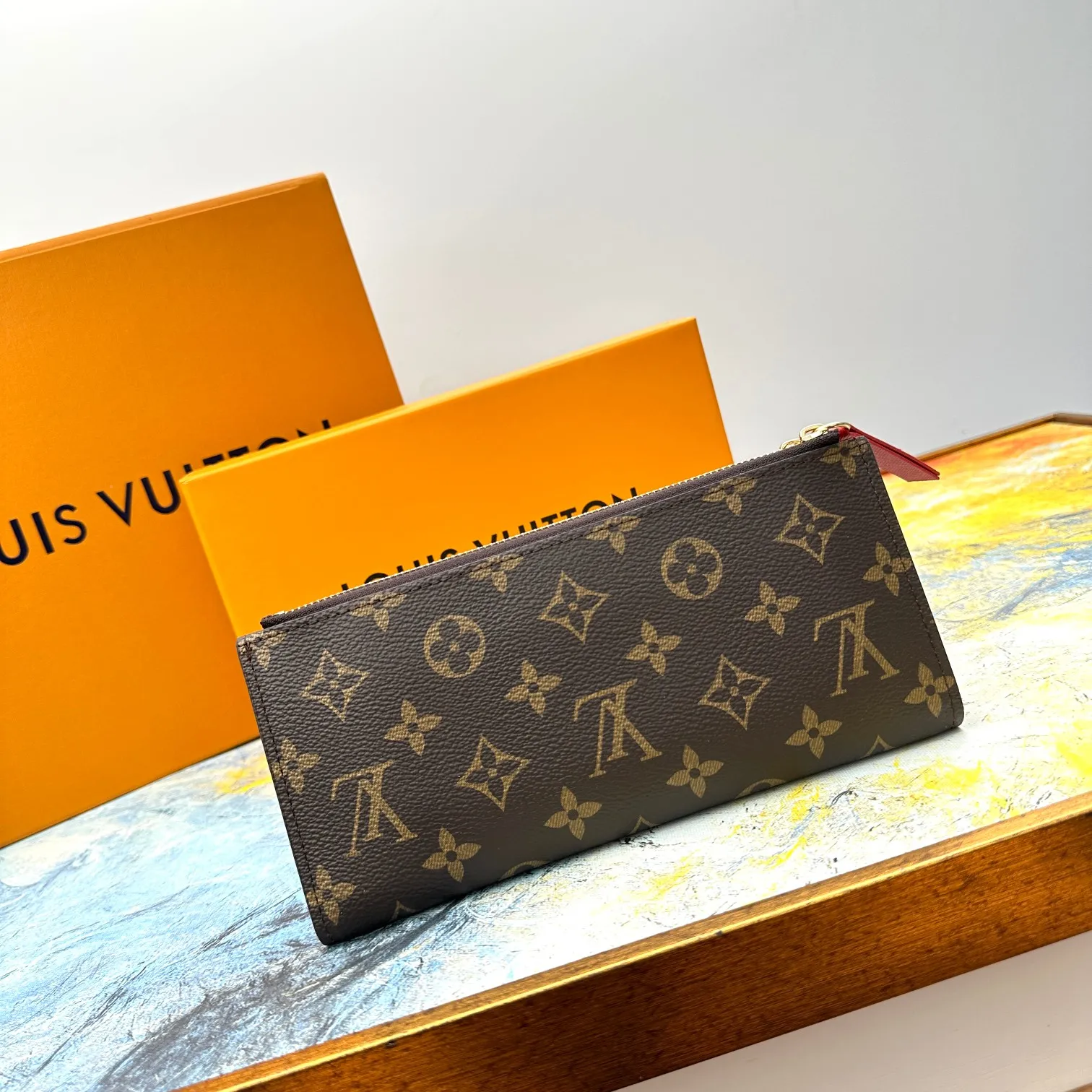 💰120 💎Top original version #Super practical, still popular# Official website synchronized version! Combining Louis Vuitton's classic Monogram canvas material with a bright colored leather lining, the stylish Adele wallet features a modern thin design, two leather zippers and a magnetic clasp for easy opening. It also works as a clutch. 12 credit card slots, 2 zippered compartments for coins or a smartphone, 2 flat interior pockets, embossed cowhide leather lining, shiny gold-tone hardware. ❤️Model: M61269 Size 21x9x2.