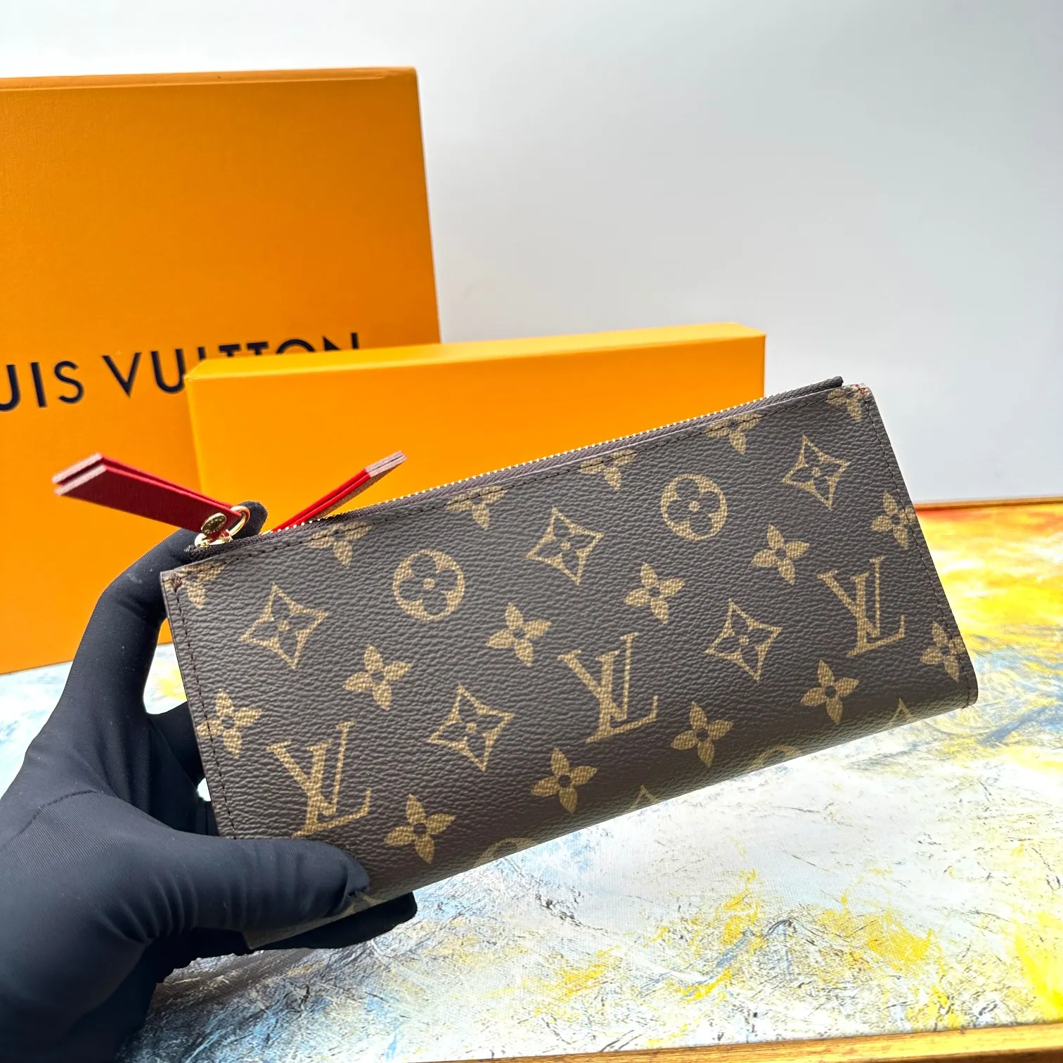💰120 💎Top original version #Super practical, still popular# Official website synchronized version! Combining Louis Vuitton's classic Monogram canvas material with a bright colored leather lining, the stylish Adele wallet features a modern thin design, two leather zippers and a magnetic clasp for easy opening. It also works as a clutch. 12 credit card slots, 2 zippered compartments for coins or a smartphone, 2 flat interior pockets, embossed cowhide leather lining, shiny gold-tone hardware. ❤️Model: M61269 Size 21x9x2.