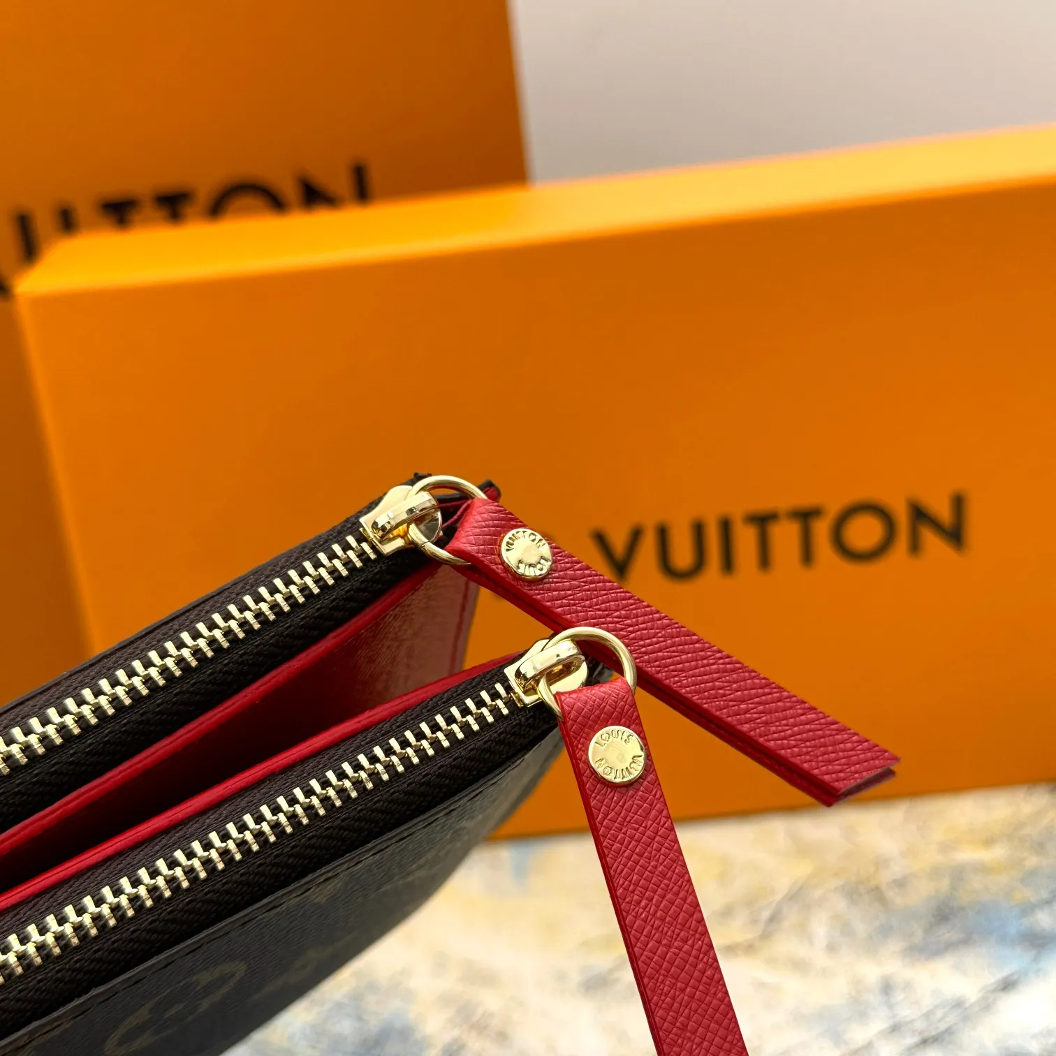 💰120 💎Top original version #Super practical, still popular# Official website synchronized version! Combining Louis Vuitton's classic Monogram canvas material with a bright colored leather lining, the stylish Adele wallet features a modern thin design, two leather zippers and a magnetic clasp for easy opening. It also works as a clutch. 12 credit card slots, 2 zippered compartments for coins or a smartphone, 2 flat interior pockets, embossed cowhide leather lining, shiny gold-tone hardware. ❤️Model: M61269 Size 21x9x2.