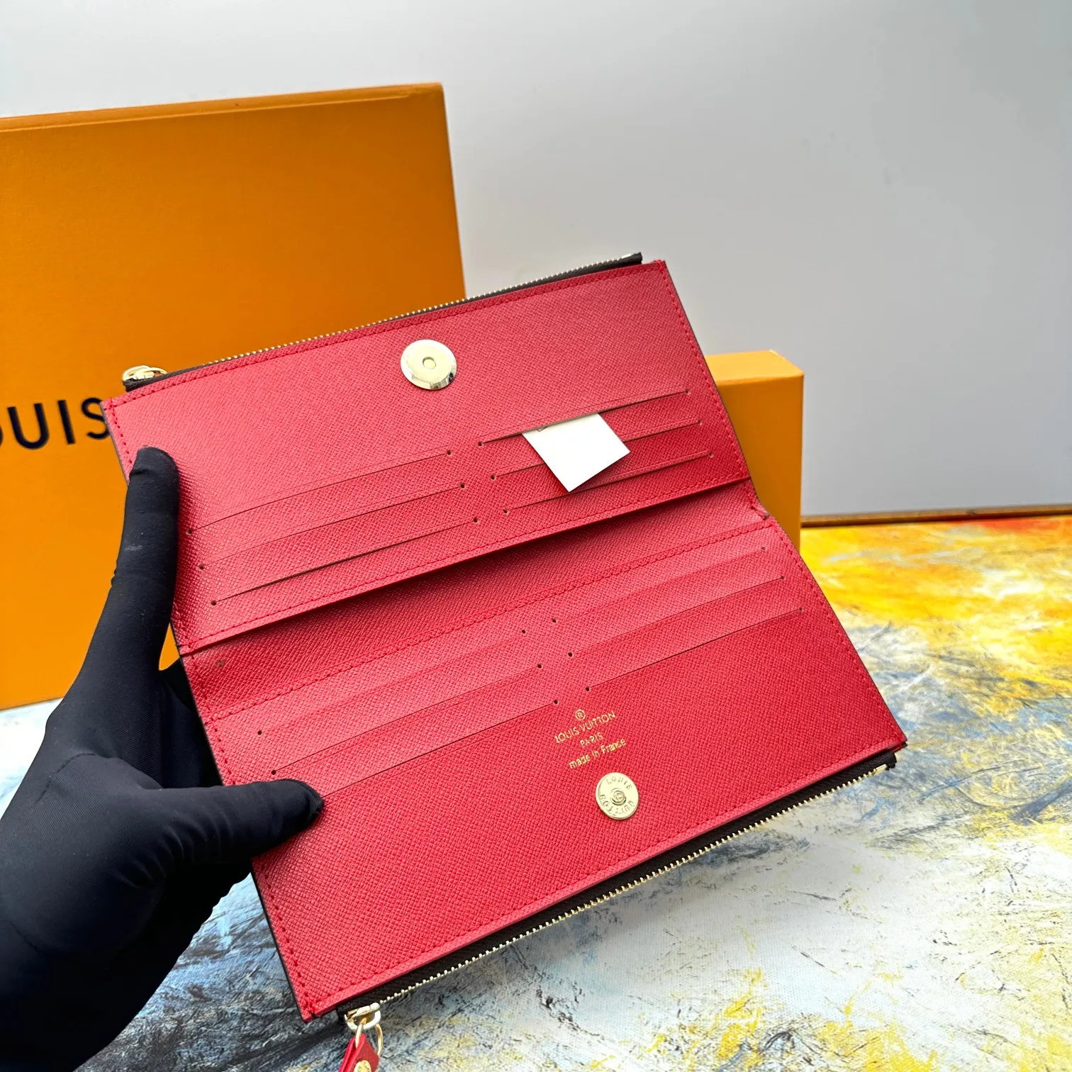 💰120 💎Top original version #Super practical, still popular# Official website synchronized version! Combining Louis Vuitton's classic Monogram canvas material with a bright colored leather lining, the stylish Adele wallet features a modern thin design, two leather zippers and a magnetic clasp for easy opening. It also works as a clutch. 12 credit card slots, 2 zippered compartments for coins or a smartphone, 2 flat interior pockets, embossed cowhide leather lining, shiny gold-tone hardware. ❤️Model: M61269 Size 21x9x2.