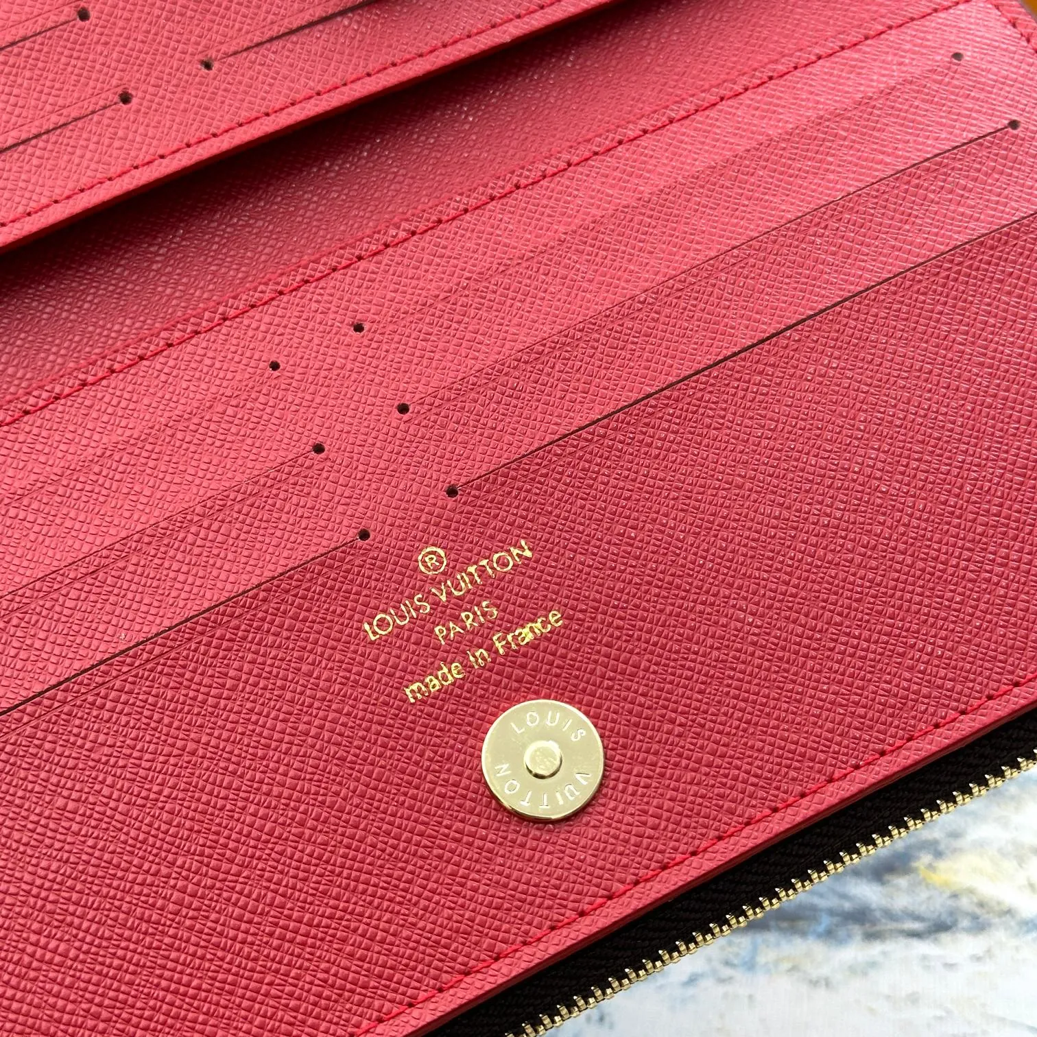 💰120 💎Top original version #Super practical, still popular# Official website synchronized version! Combining Louis Vuitton's classic Monogram canvas material with a bright colored leather lining, the stylish Adele wallet features a modern thin design, two leather zippers and a magnetic clasp for easy opening. It also works as a clutch. 12 credit card slots, 2 zippered compartments for coins or a smartphone, 2 flat interior pockets, embossed cowhide leather lining, shiny gold-tone hardware. ❤️Model: M61269 Size 21x9x2.