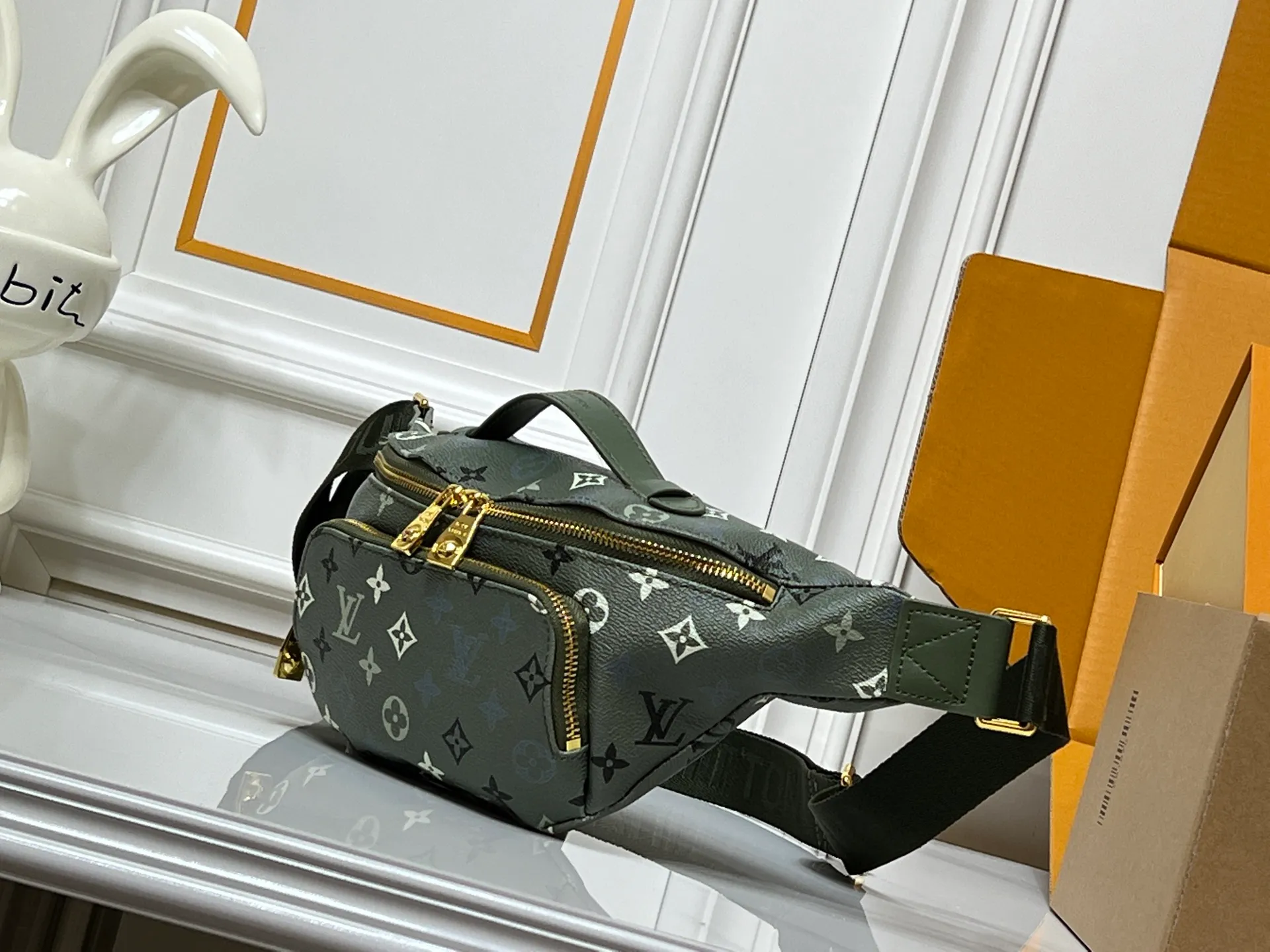 Batch 220💰Upgraded from original M15271 N00205 M14920 M14019 M47085 M43644 This Rush waist bag is made of deep Monogram canvas body decorated with Damier and Monogram Reverse embroidered patches, making the unique pattern pop out. The adjustable shoulder strap enables you to switch between waist, shoulder or cross-body wear. Dimensions: 30.0 x 15.0 x 8.0 cm (length x height x width)
