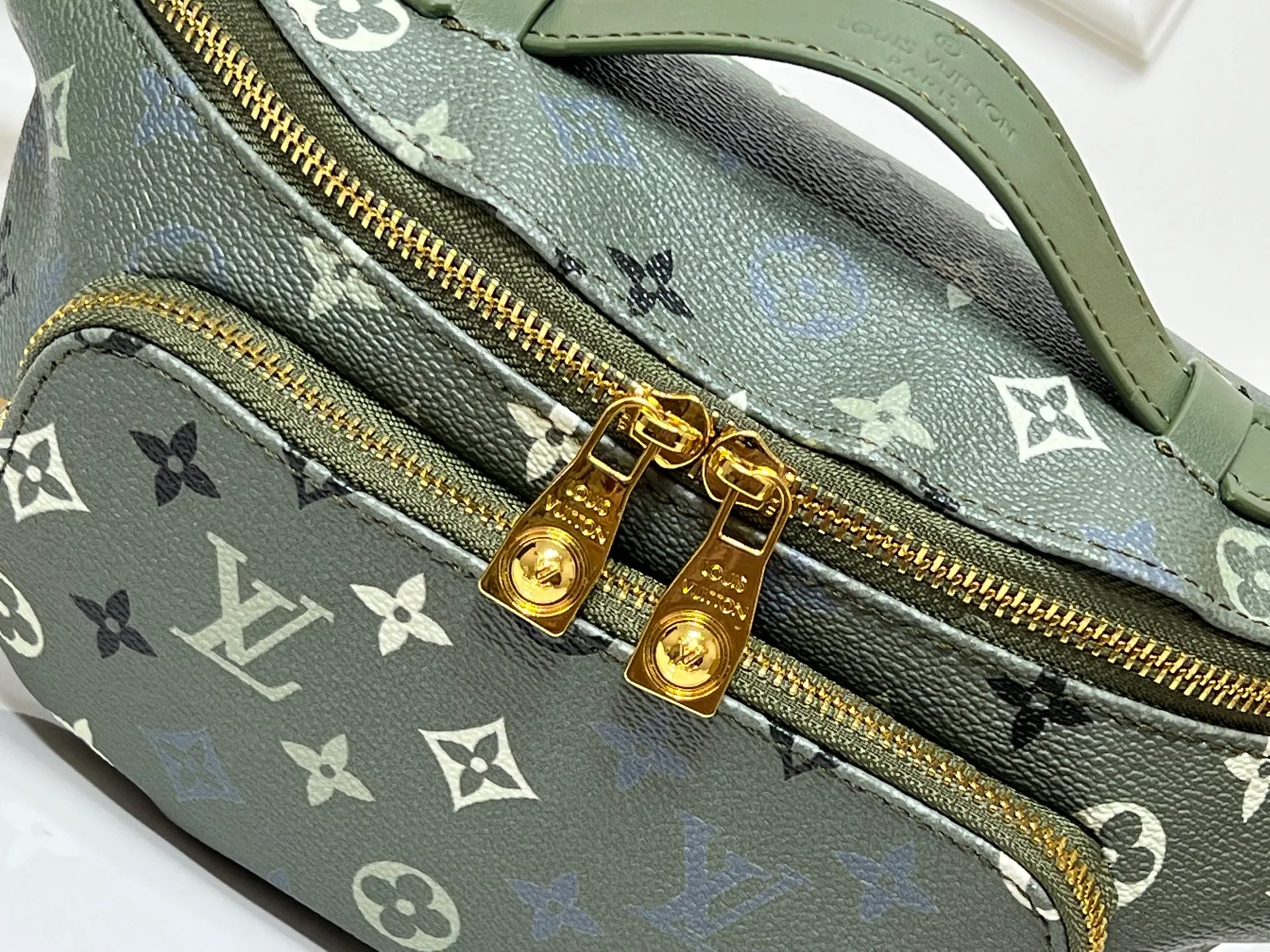 Batch 220💰Upgraded from original M15271 N00205 M14920 M14019 M47085 M43644 This Rush waist bag is made of deep Monogram canvas body decorated with Damier and Monogram Reverse embroidered patches, making the unique pattern pop out. The adjustable shoulder strap enables you to switch between waist, shoulder or cross-body wear. Dimensions: 30.0 x 15.0 x 8.0 cm (length x height x width)