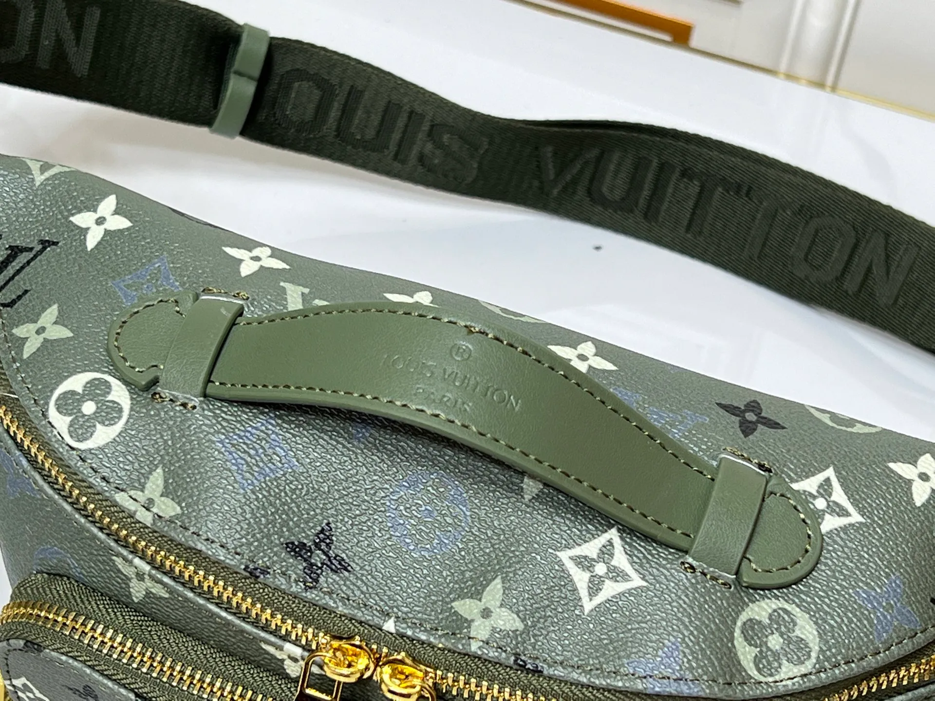 Batch 220💰Upgraded from original M15271 N00205 M14920 M14019 M47085 M43644 This Rush waist bag is made of deep Monogram canvas body decorated with Damier and Monogram Reverse embroidered patches, making the unique pattern pop out. The adjustable shoulder strap enables you to switch between waist, shoulder or cross-body wear. Dimensions: 30.0 x 15.0 x 8.0 cm (length x height x width)