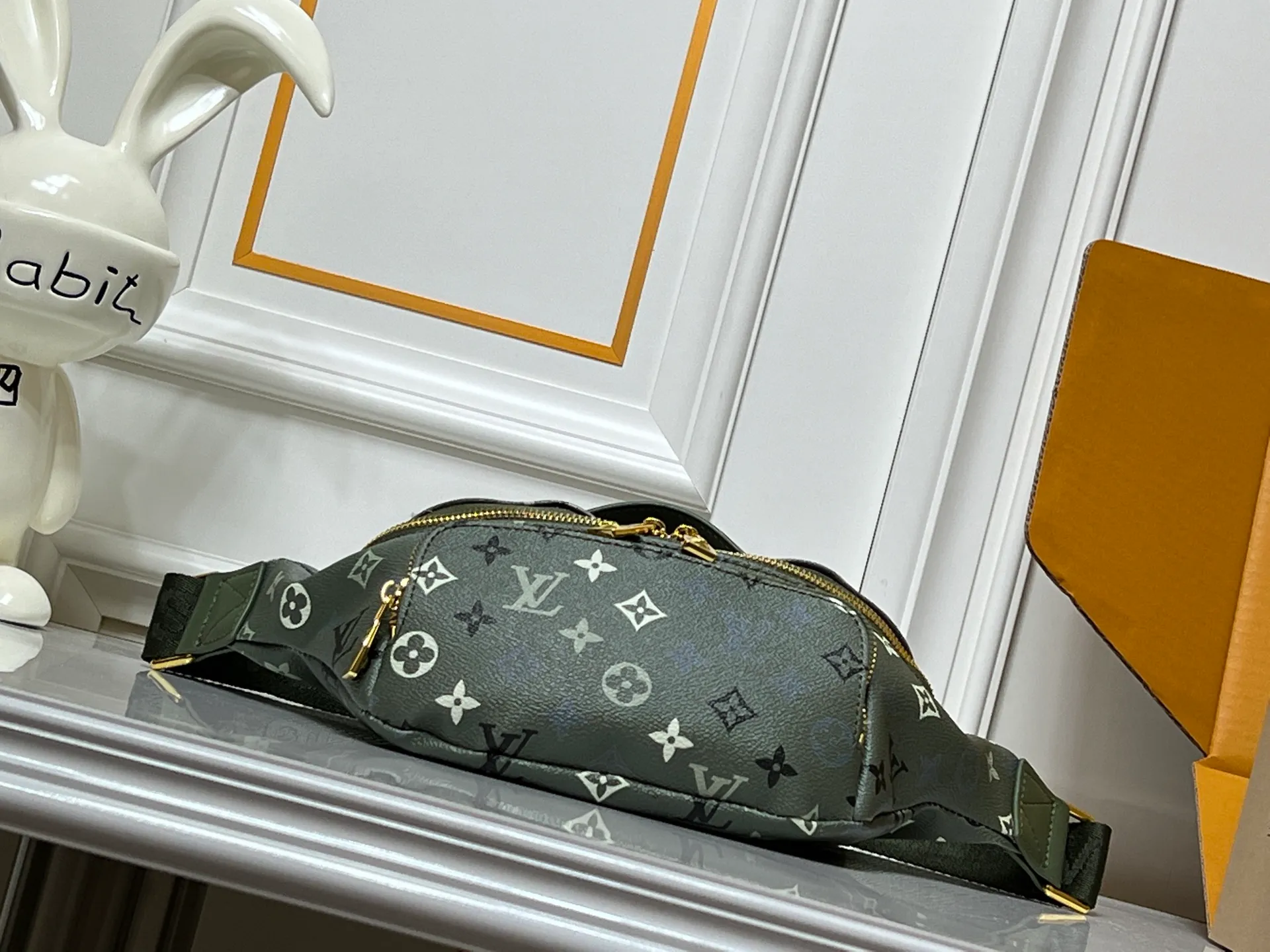 Batch 220💰Upgraded from original M15271 N00205 M14920 M14019 M47085 M43644 This Rush waist bag is made of deep Monogram canvas body decorated with Damier and Monogram Reverse embroidered patches, making the unique pattern pop out. The adjustable shoulder strap enables you to switch between waist, shoulder or cross-body wear. Dimensions: 30.0 x 15.0 x 8.0 cm (length x height x width)