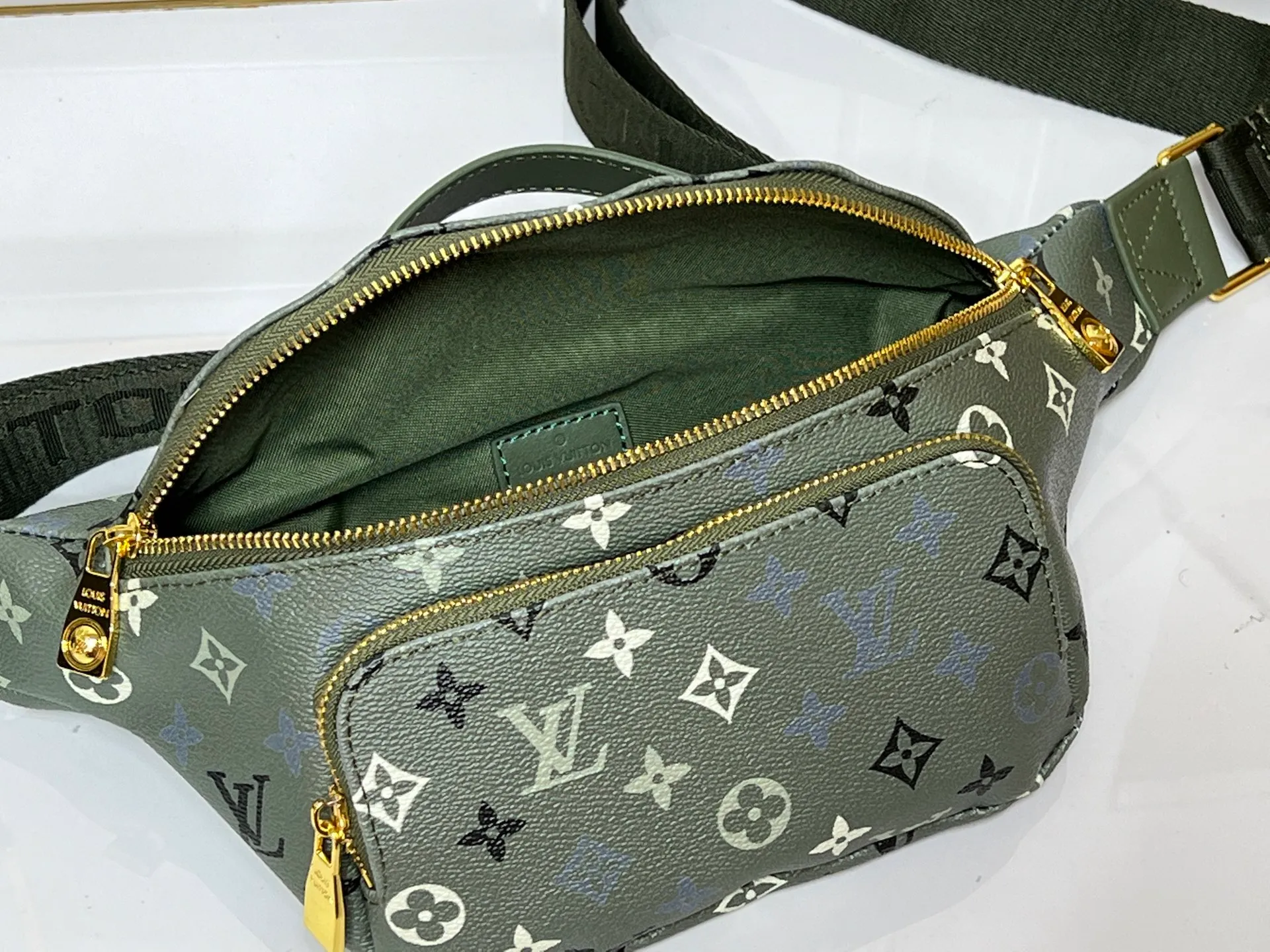 Batch 220💰Upgraded from original M15271 N00205 M14920 M14019 M47085 M43644 This Rush waist bag is made of deep Monogram canvas body decorated with Damier and Monogram Reverse embroidered patches, making the unique pattern pop out. The adjustable shoulder strap enables you to switch between waist, shoulder or cross-body wear. Dimensions: 30.0 x 15.0 x 8.0 cm (length x height x width)