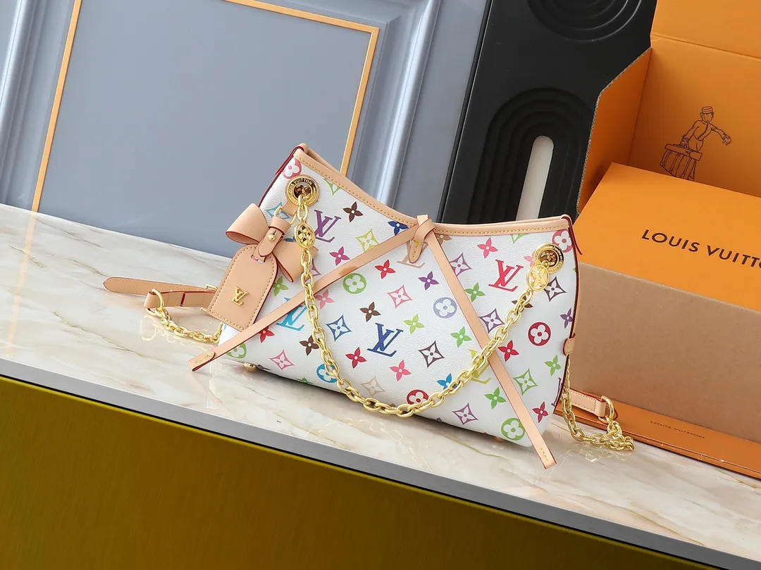 💰220💰Upgraded from the original M13014 M24860. This CarryAll BB handbag is made of Monogram canvas and decorated with Monogram flowers on the dazzling chain, lighting up day and night occasions with a trendy look. A leather name tag complements the lace-up closure, and an interior zippered pocket provides easy access to your credit cards. Dimensions: 26.0 x 17.0 x 10.0 cm (length x height x width)