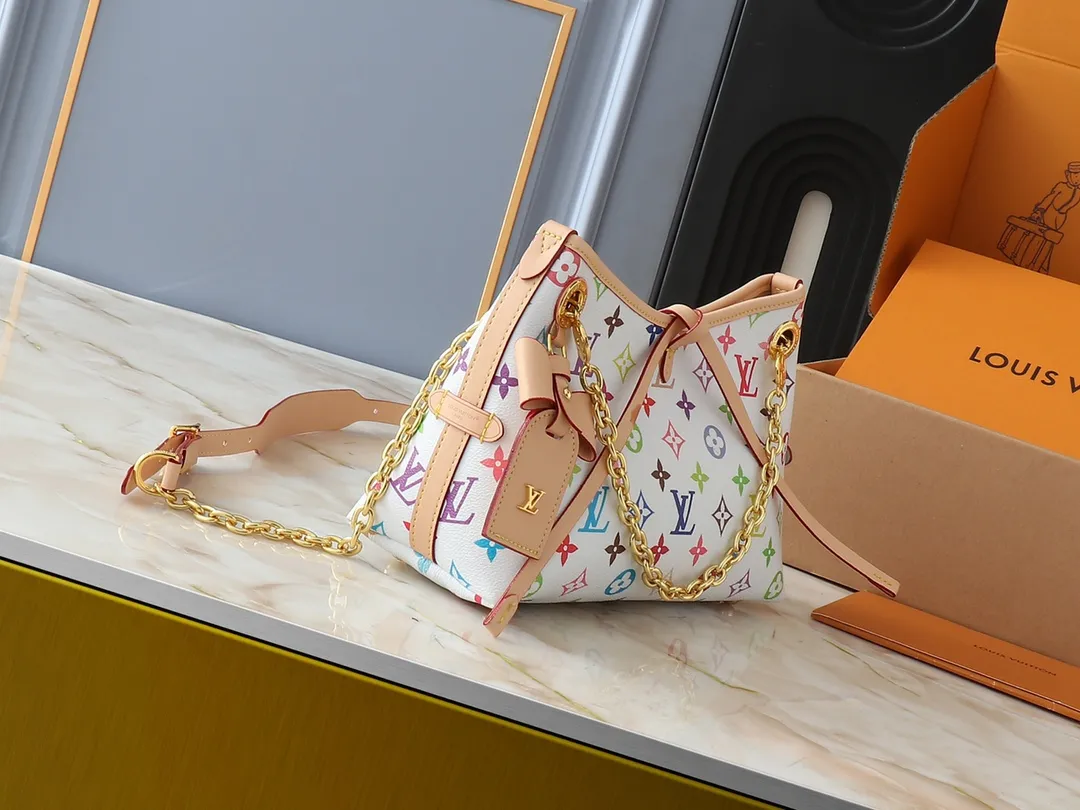 💰220💰Upgraded from the original M13014 M24860. This CarryAll BB handbag is made of Monogram canvas and decorated with Monogram flowers on the dazzling chain, lighting up day and night occasions with a trendy look. A leather name tag complements the lace-up closure, and an interior zippered pocket provides easy access to your credit cards. Dimensions: 26.0 x 17.0 x 10.0 cm (length x height x width)