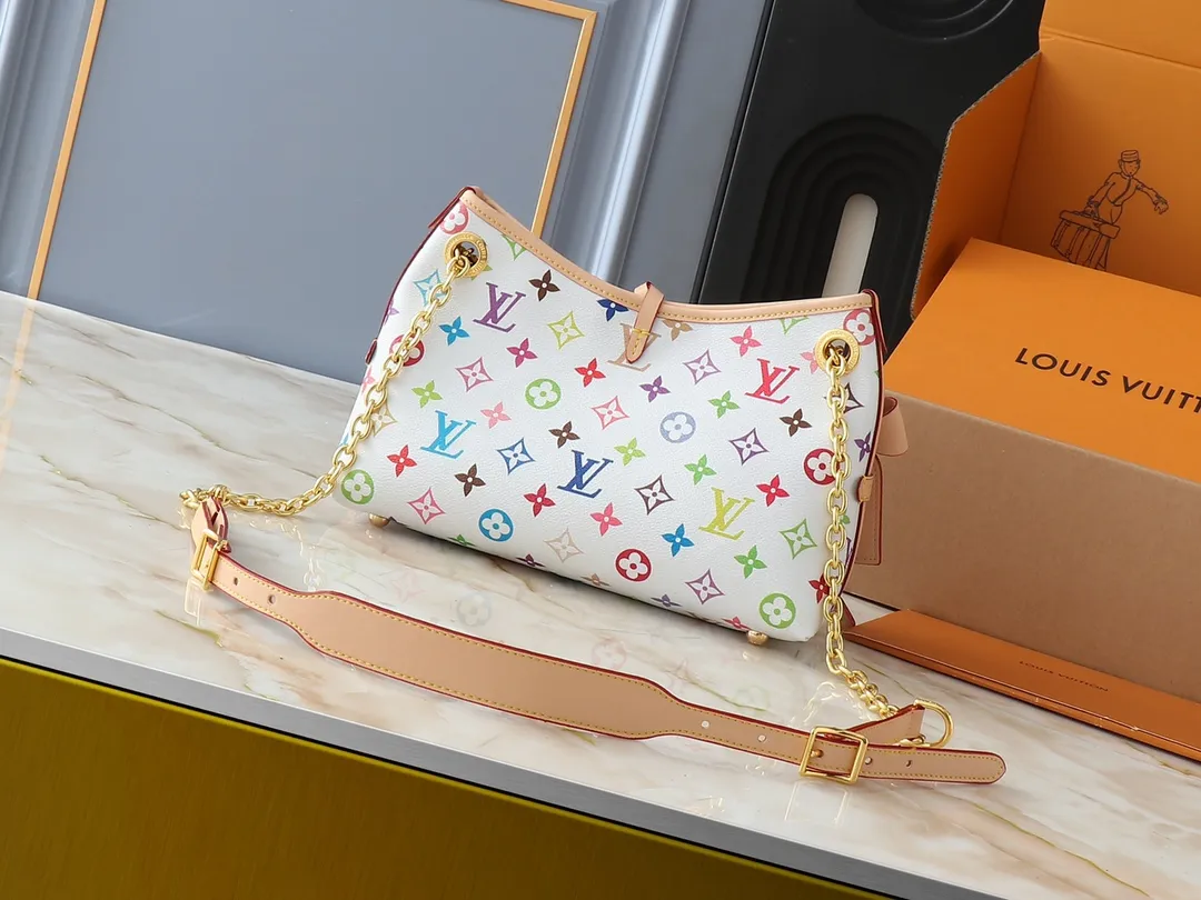 💰220💰Upgraded from the original M13014 M24860. This CarryAll BB handbag is made of Monogram canvas and decorated with Monogram flowers on the dazzling chain, lighting up day and night occasions with a trendy look. A leather name tag complements the lace-up closure, and an interior zippered pocket provides easy access to your credit cards. Dimensions: 26.0 x 17.0 x 10.0 cm (length x height x width)