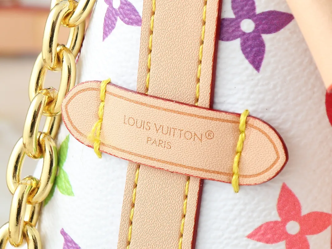 💰220💰Upgraded from the original M13014 M24860. This CarryAll BB handbag is made of Monogram canvas and decorated with Monogram flowers on the dazzling chain, lighting up day and night occasions with a trendy look. A leather name tag complements the lace-up closure, and an interior zippered pocket provides easy access to your credit cards. Dimensions: 26.0 x 17.0 x 10.0 cm (length x height x width)