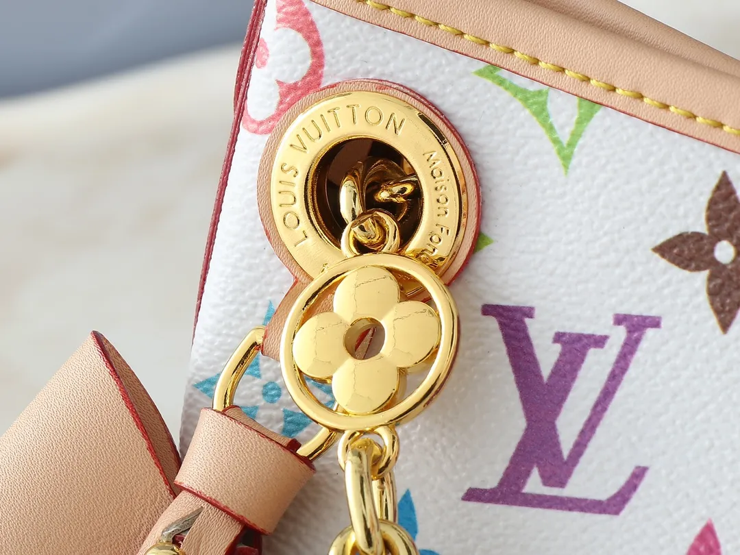 💰220💰Upgraded from the original M13014 M24860. This CarryAll BB handbag is made of Monogram canvas and decorated with Monogram flowers on the dazzling chain, lighting up day and night occasions with a trendy look. A leather name tag complements the lace-up closure, and an interior zippered pocket provides easy access to your credit cards. Dimensions: 26.0 x 17.0 x 10.0 cm (length x height x width)