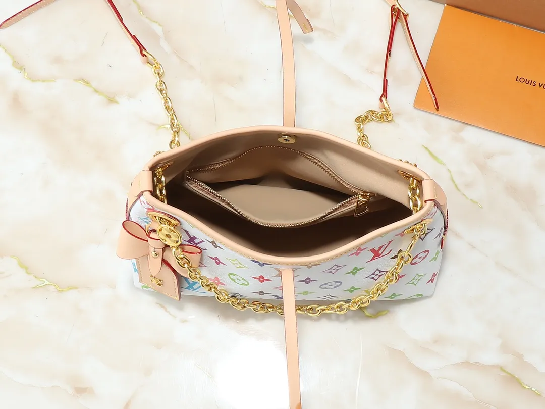 💰220💰Upgraded from the original M13014 M24860. This CarryAll BB handbag is made of Monogram canvas and decorated with Monogram flowers on the dazzling chain, lighting up day and night occasions with a trendy look. A leather name tag complements the lace-up closure, and an interior zippered pocket provides easy access to your credit cards. Dimensions: 26.0 x 17.0 x 10.0 cm (length x height x width)