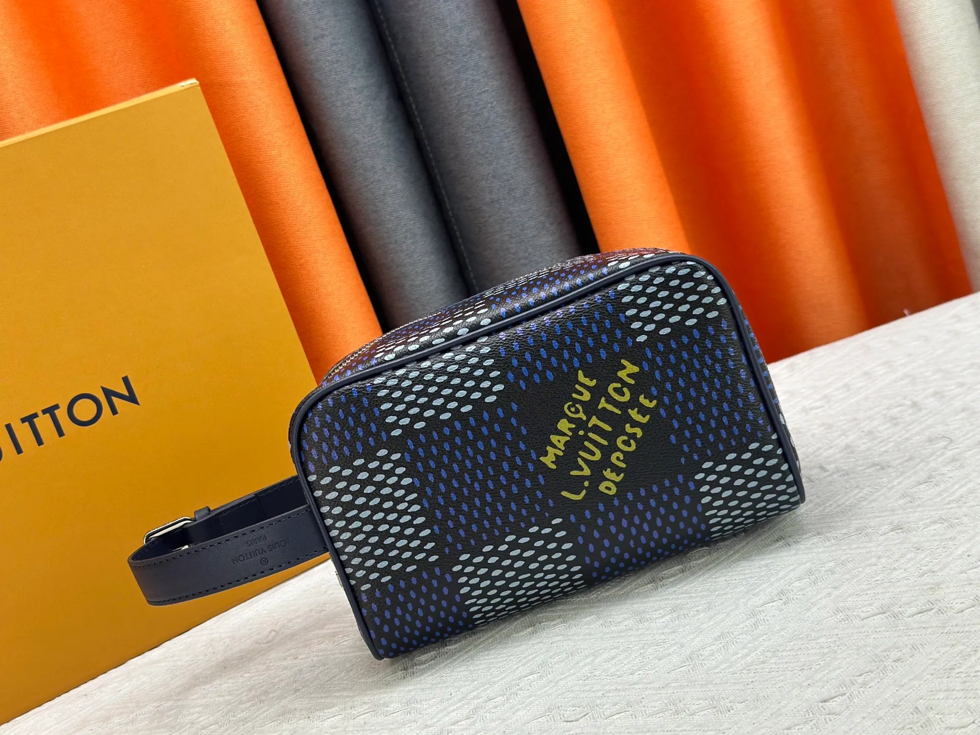 P200 upgraded original M11765 M116760M83112 M83113 N40747 N40567 M47069 M24988 This Locker Dopp Kit toiletry bag is made of Monogram canvas, integrating contemporary trends and elegant style. The compact design contains ample space to easily store daily necessities. The washable lining and adjustable side handles make it a convenient on-the-go experience. 23.0 x 13.0 x 12.0 cm (length x height x width)