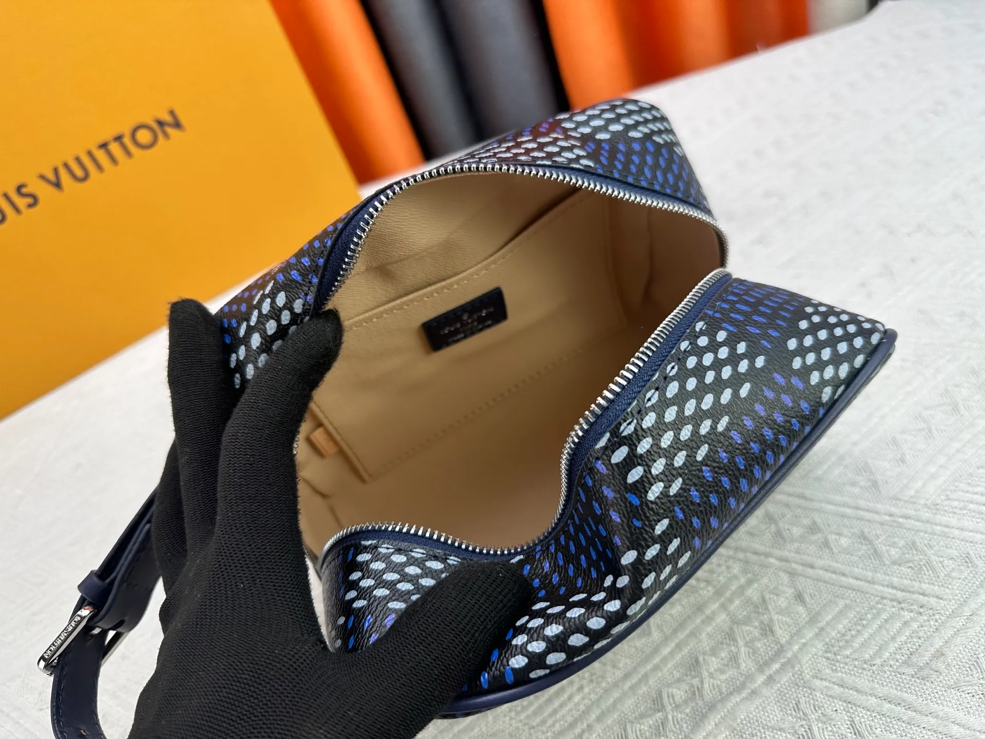 P200 upgraded original M11765 M116760M83112 M83113 N40747 N40567 M47069 M24988 This Locker Dopp Kit toiletry bag is made of Monogram canvas, integrating contemporary trends and elegant style. The compact design contains ample space to easily store daily necessities. The washable lining and adjustable side handles make it a convenient on-the-go experience. 23.0 x 13.0 x 12.0 cm (length x height x width)