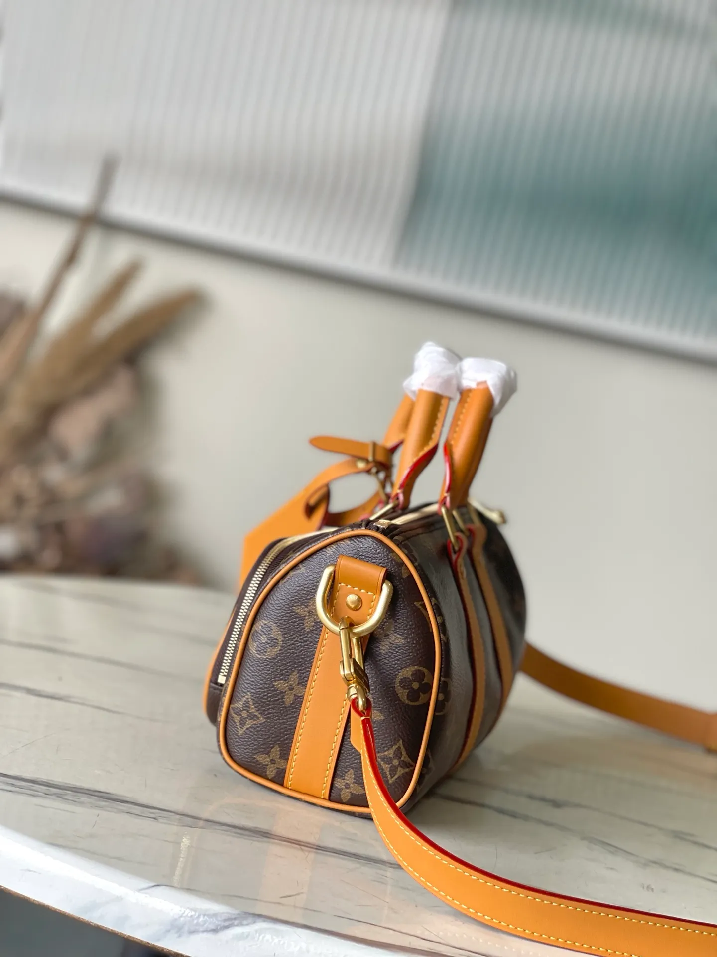 💰1060 Top original order M14981 This Keepal 25 Cargo handbag is from the Monogram Archive series. It is made of Monogram canvas with distressed cow leather trim, which brings out the retro style. The metallic beaded zipper puller and removable leather nameplate highlight the brand's ingenious details, while the front zipper pocket and main compartment add functional considerations. Dimensions: 25 × 15 × 11 cm