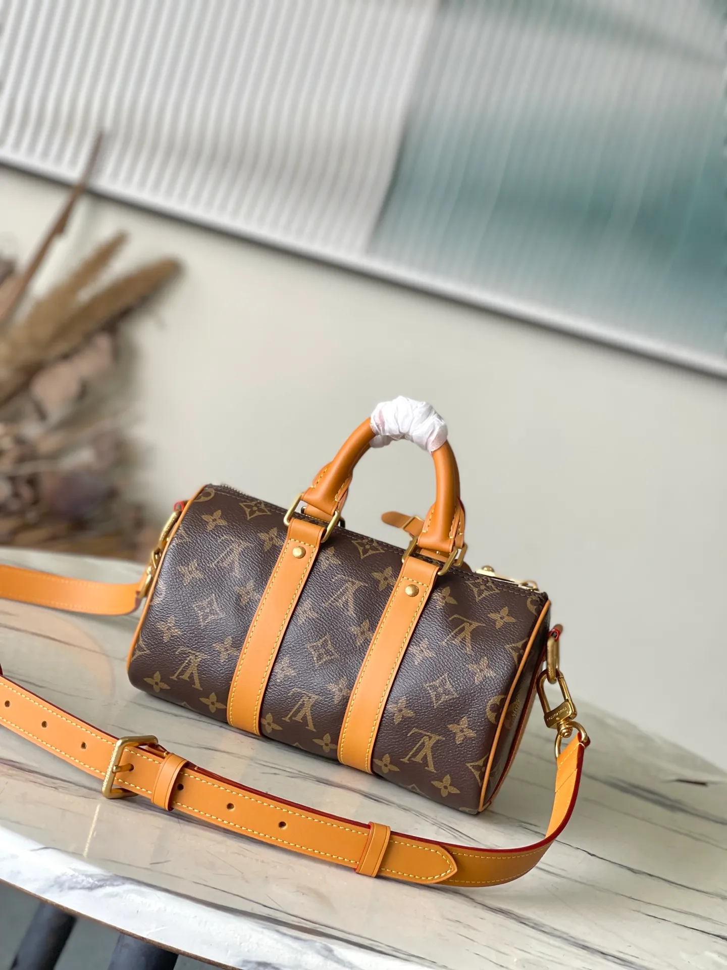💰1060 Top original order M14981 This Keepal 25 Cargo handbag is from the Monogram Archive series. It is made of Monogram canvas with distressed cow leather trim, which brings out the retro style. The metallic beaded zipper puller and removable leather nameplate highlight the brand's ingenious details, while the front zipper pocket and main compartment add functional considerations. Dimensions: 25 × 15 × 11 cm