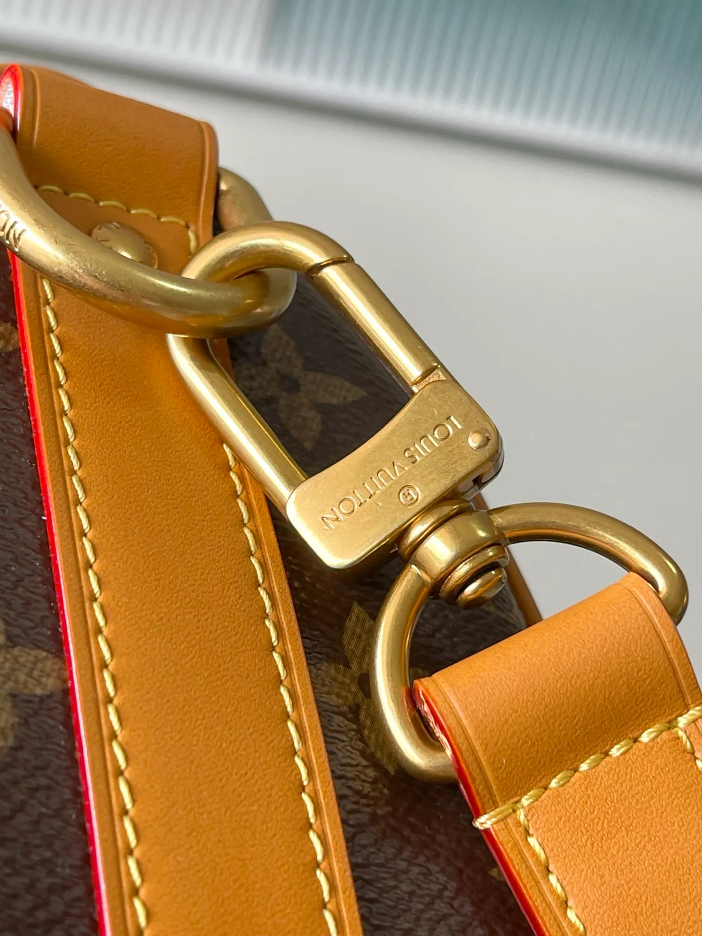 💰1060 Top original order M14981 This Keepal 25 Cargo handbag is from the Monogram Archive series. It is made of Monogram canvas with distressed cow leather trim, which brings out the retro style. The metallic beaded zipper puller and removable leather nameplate highlight the brand's ingenious details, while the front zipper pocket and main compartment add functional considerations. Dimensions: 25 × 15 × 11 cm