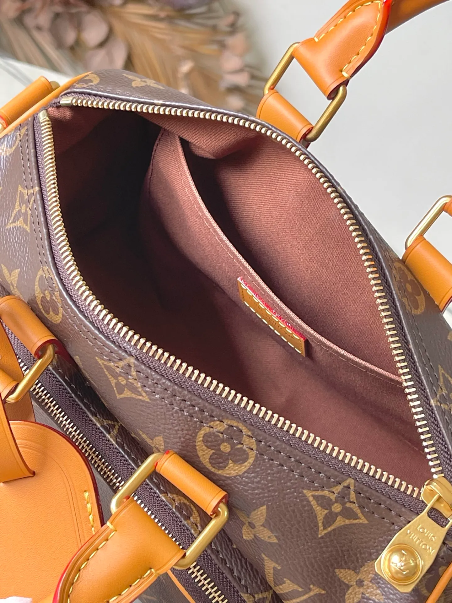 💰1060 Top original order M14981 This Keepal 25 Cargo handbag is from the Monogram Archive series. It is made of Monogram canvas with distressed cow leather trim, which brings out the retro style. The metallic beaded zipper puller and removable leather nameplate highlight the brand's ingenious details, while the front zipper pocket and main compartment add functional considerations. Dimensions: 25 × 15 × 11 cm