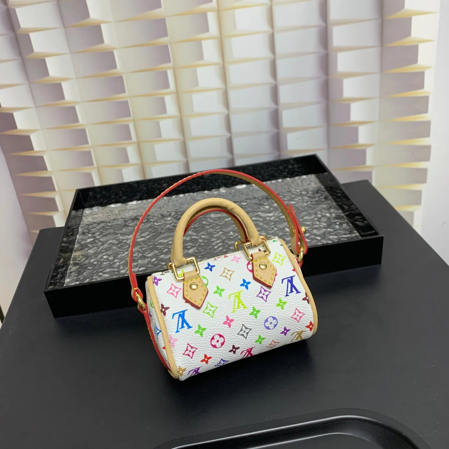 💰200 MINI KEEPALL bag charm and keychain ☀️Louis Vuitton Louis Vuitton lv mini pillow bag pendant ☀️This Mini Keepall bag charm and keychain condense the classic handbag configuration, boldly showing the spirit of adventure. Monogram canvas with LV inscribed hook buckle, whether hung on a belt or handbag, its zipper closure and built-in keychain ensure secure storage