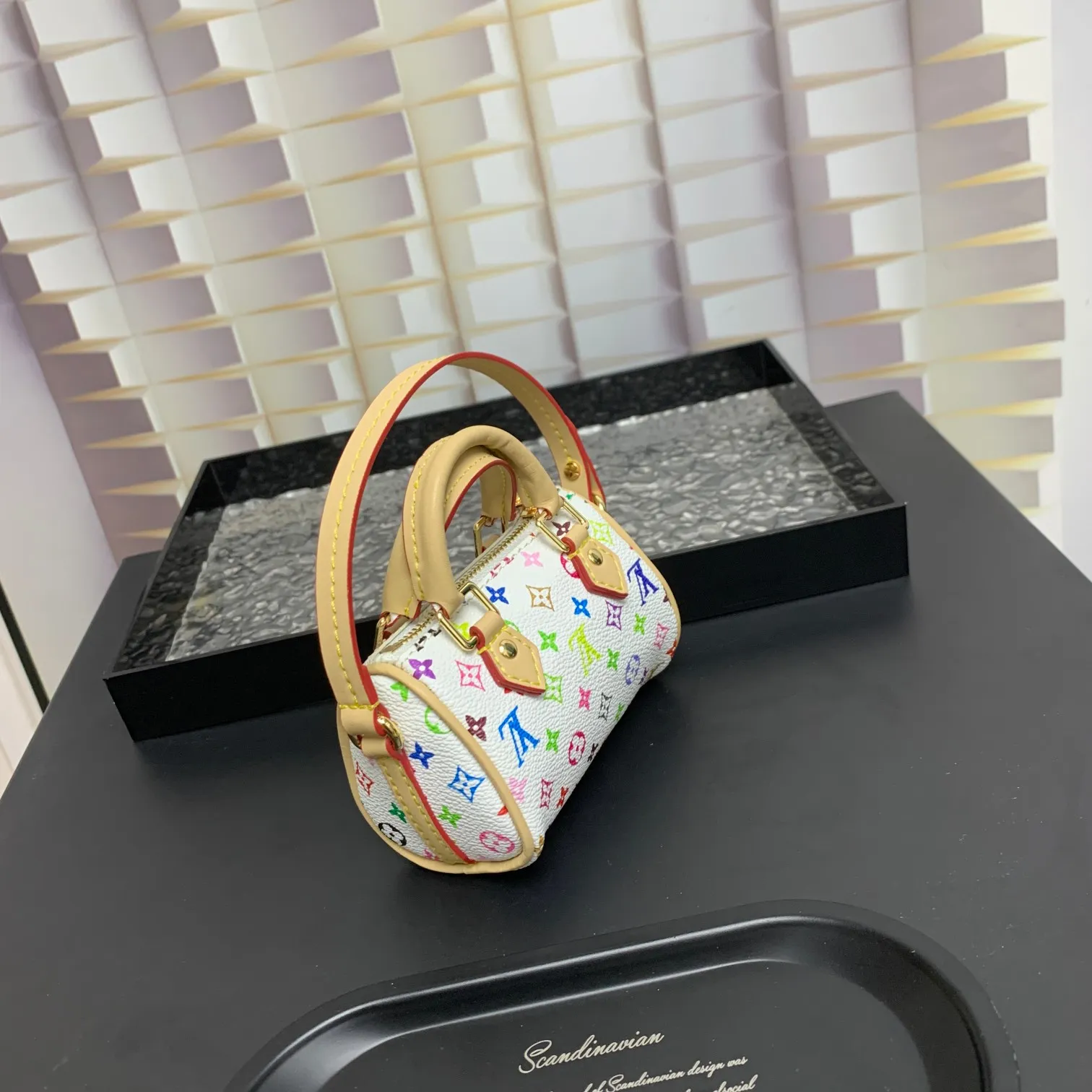 💰200 MINI KEEPALL bag charm and keychain ☀️Louis Vuitton Louis Vuitton lv mini pillow bag pendant ☀️This Mini Keepall bag charm and keychain condense the classic handbag configuration, boldly showing the spirit of adventure. Monogram canvas with LV inscribed hook buckle, whether hung on a belt or handbag, its zipper closure and built-in keychain ensure secure storage