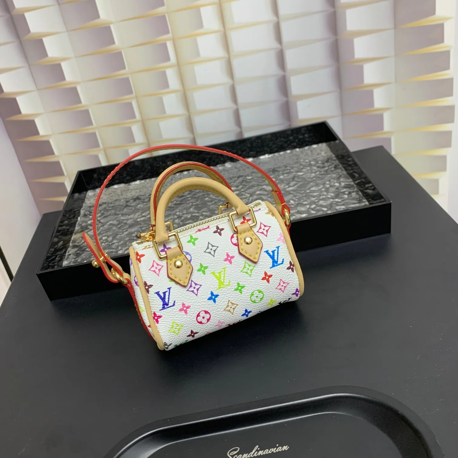 💰200 MINI KEEPALL bag charm and keychain ☀️Louis Vuitton Louis Vuitton lv mini pillow bag pendant ☀️This Mini Keepall bag charm and keychain condense the classic handbag configuration, boldly showing the spirit of adventure. Monogram canvas with LV inscribed hook buckle, whether hung on a belt or handbag, its zipper closure and built-in keychain ensure secure storage