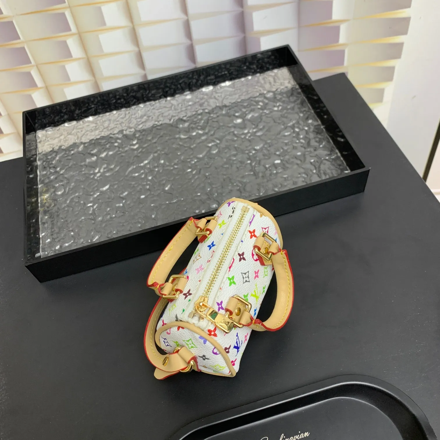 💰200 MINI KEEPALL bag charm and keychain ☀️Louis Vuitton Louis Vuitton lv mini pillow bag pendant ☀️This Mini Keepall bag charm and keychain condense the classic handbag configuration, boldly showing the spirit of adventure. Monogram canvas with LV inscribed hook buckle, whether hung on a belt or handbag, its zipper closure and built-in keychain ensure secure storage