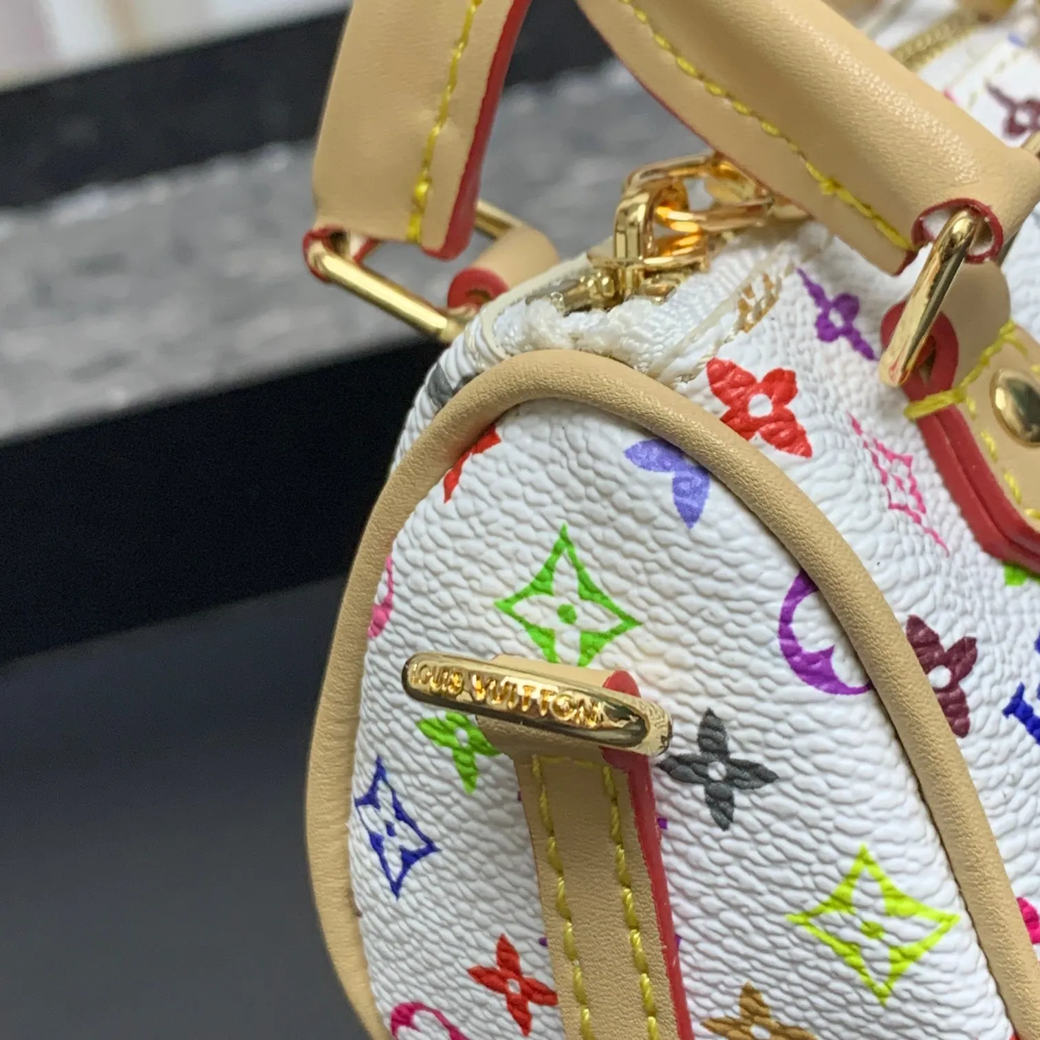 💰200 MINI KEEPALL bag charm and keychain ☀️Louis Vuitton Louis Vuitton lv mini pillow bag pendant ☀️This Mini Keepall bag charm and keychain condense the classic handbag configuration, boldly showing the spirit of adventure. Monogram canvas with LV inscribed hook buckle, whether hung on a belt or handbag, its zipper closure and built-in keychain ensure secure storage