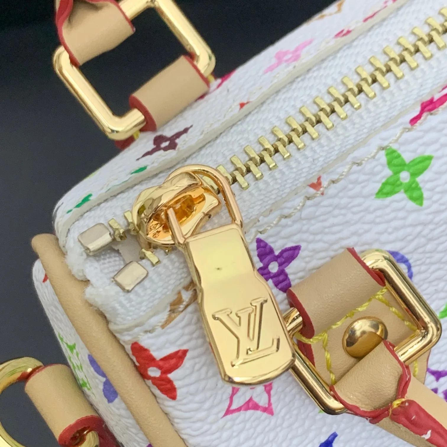 💰200 MINI KEEPALL bag charm and keychain ☀️Louis Vuitton Louis Vuitton lv mini pillow bag pendant ☀️This Mini Keepall bag charm and keychain condense the classic handbag configuration, boldly showing the spirit of adventure. Monogram canvas with LV inscribed hook buckle, whether hung on a belt or handbag, its zipper closure and built-in keychain ensure secure storage